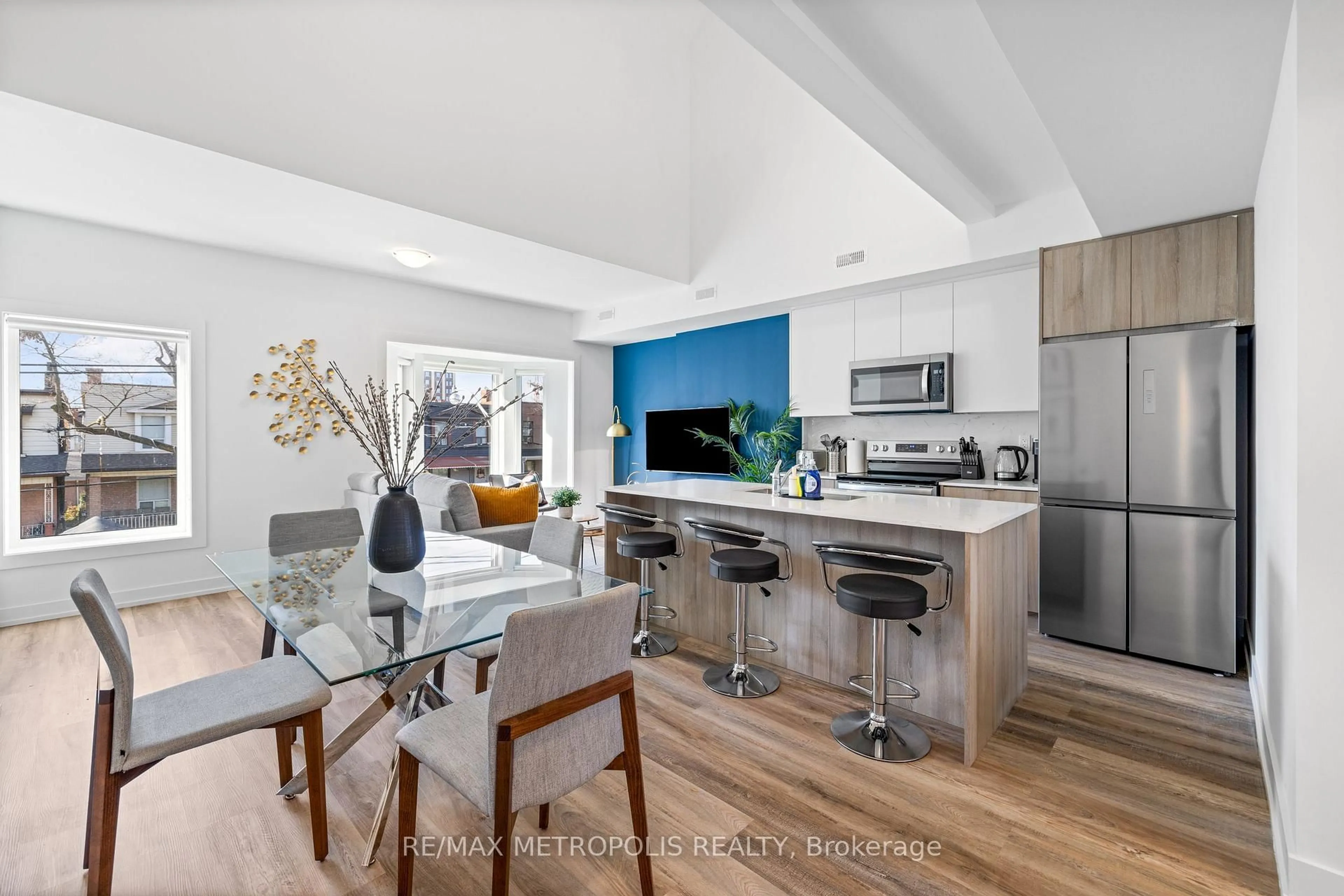 Open concept kitchen, unknown for 447 Lansdowne Ave, Toronto Ontario M6H 3Y2