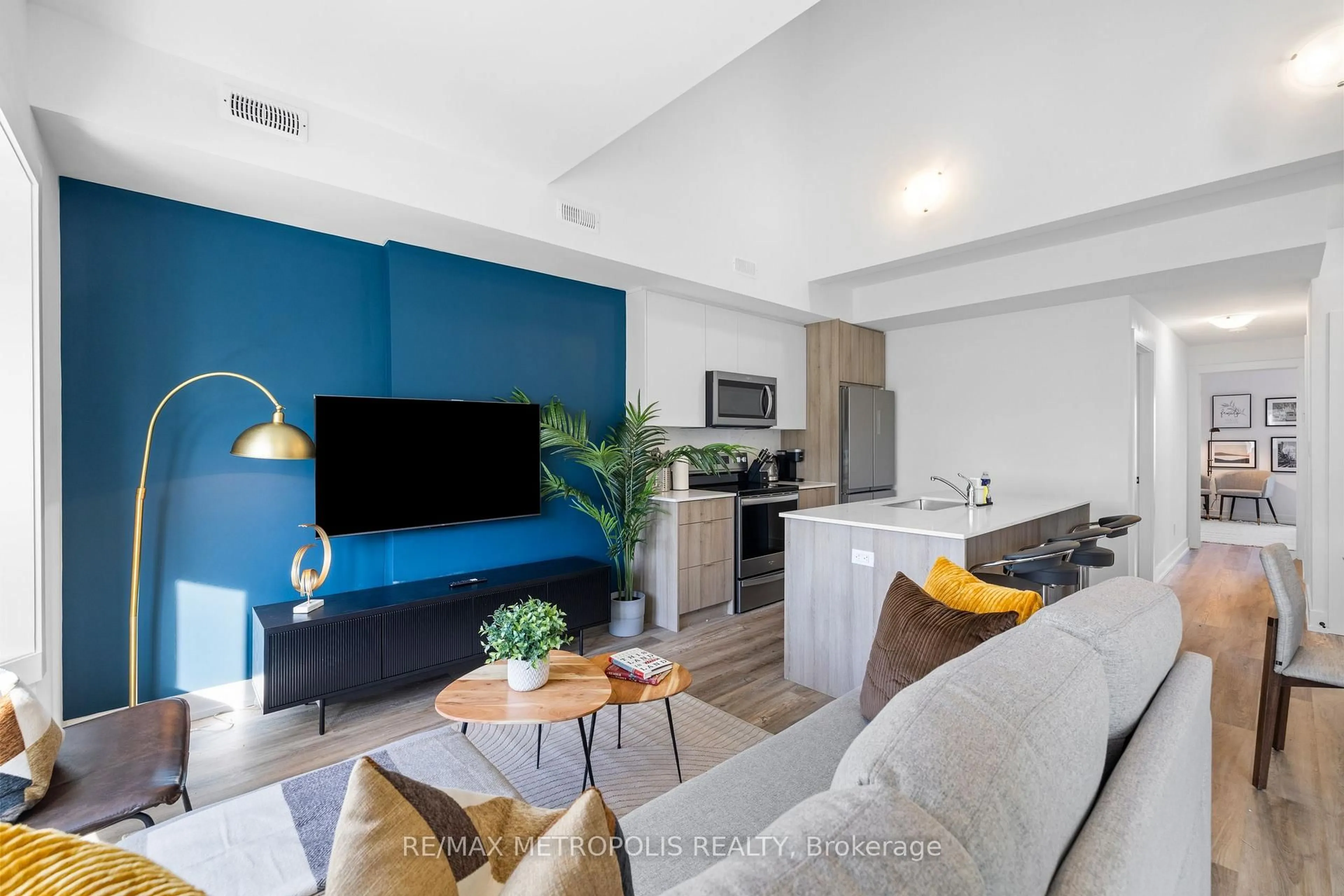 Living room with furniture, unknown for 447 Lansdowne Ave, Toronto Ontario M6H 3Y2