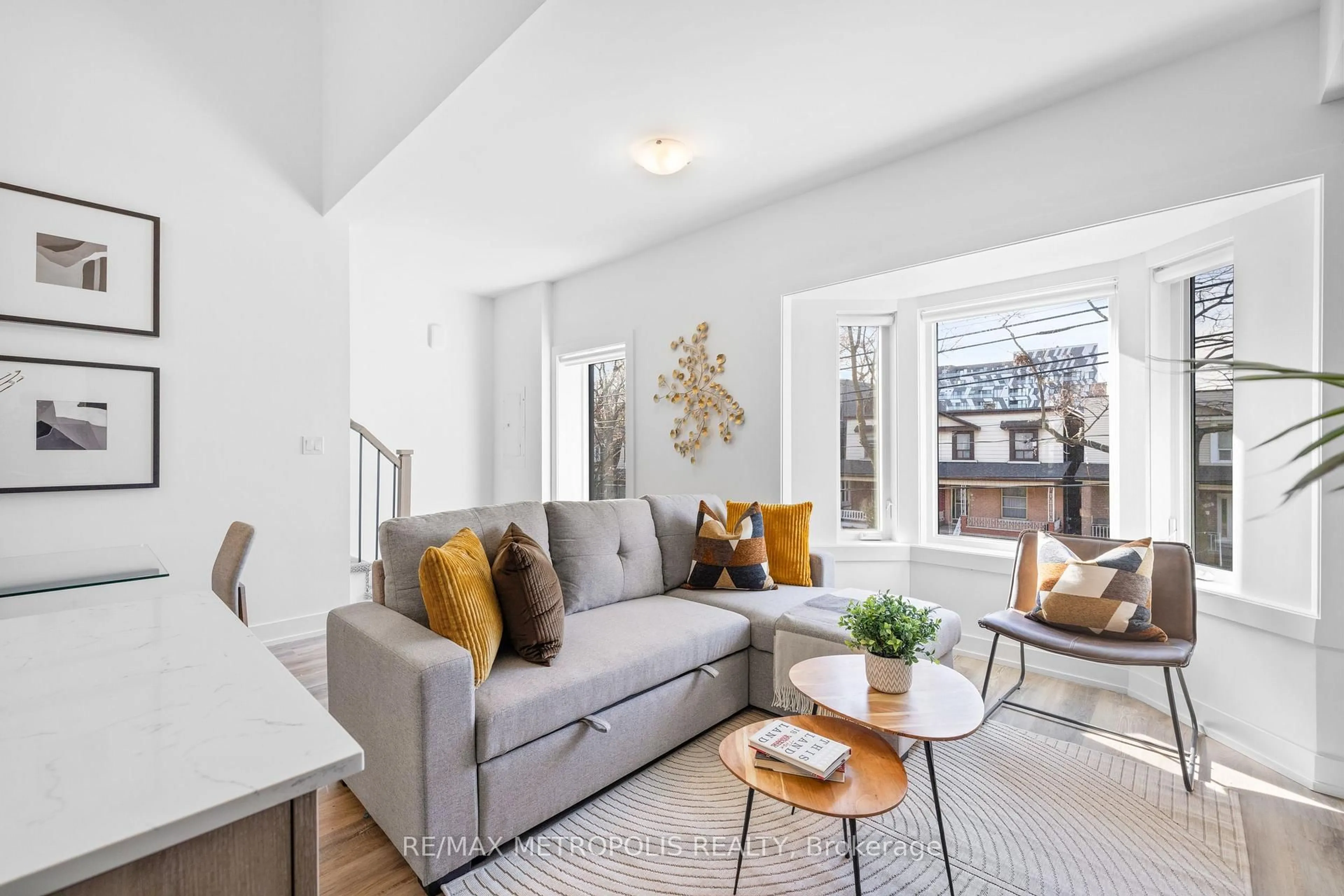 Living room with furniture, unknown for 447 Lansdowne Ave, Toronto Ontario M6H 3Y2