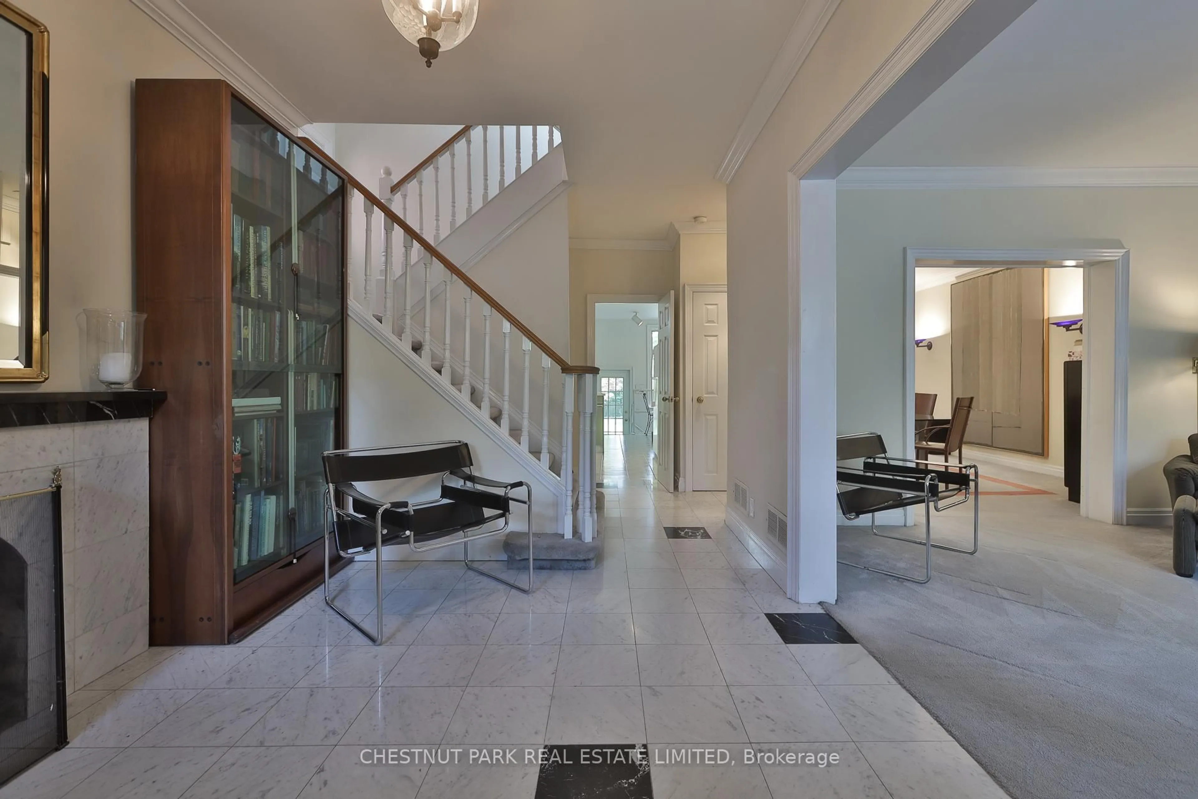 Indoor foyer for 97 Farnham Ave, Toronto Ontario M4V 1H6