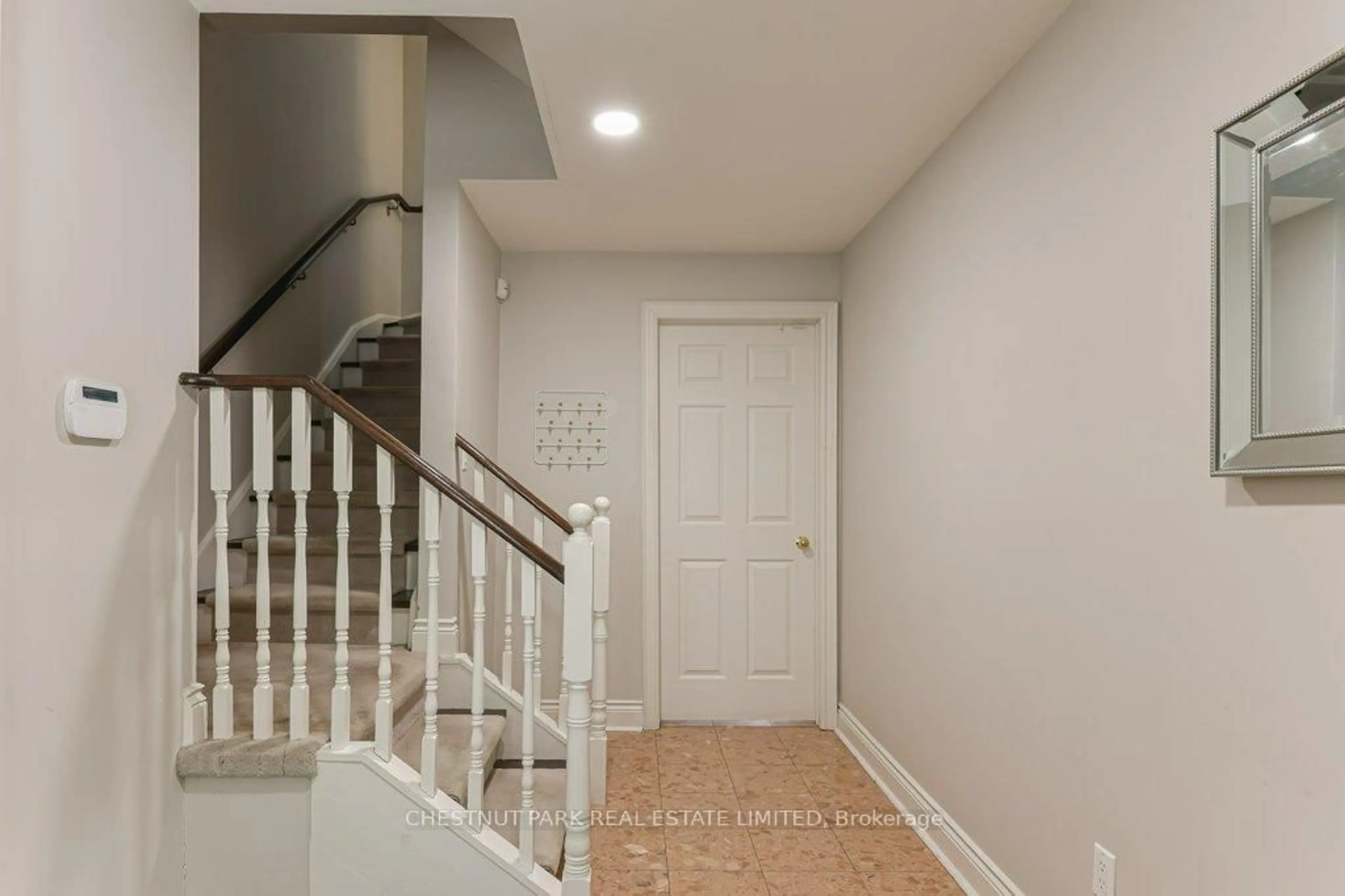 Indoor entryway for 76 Davisville Ave, Toronto Ontario M4S 1E8