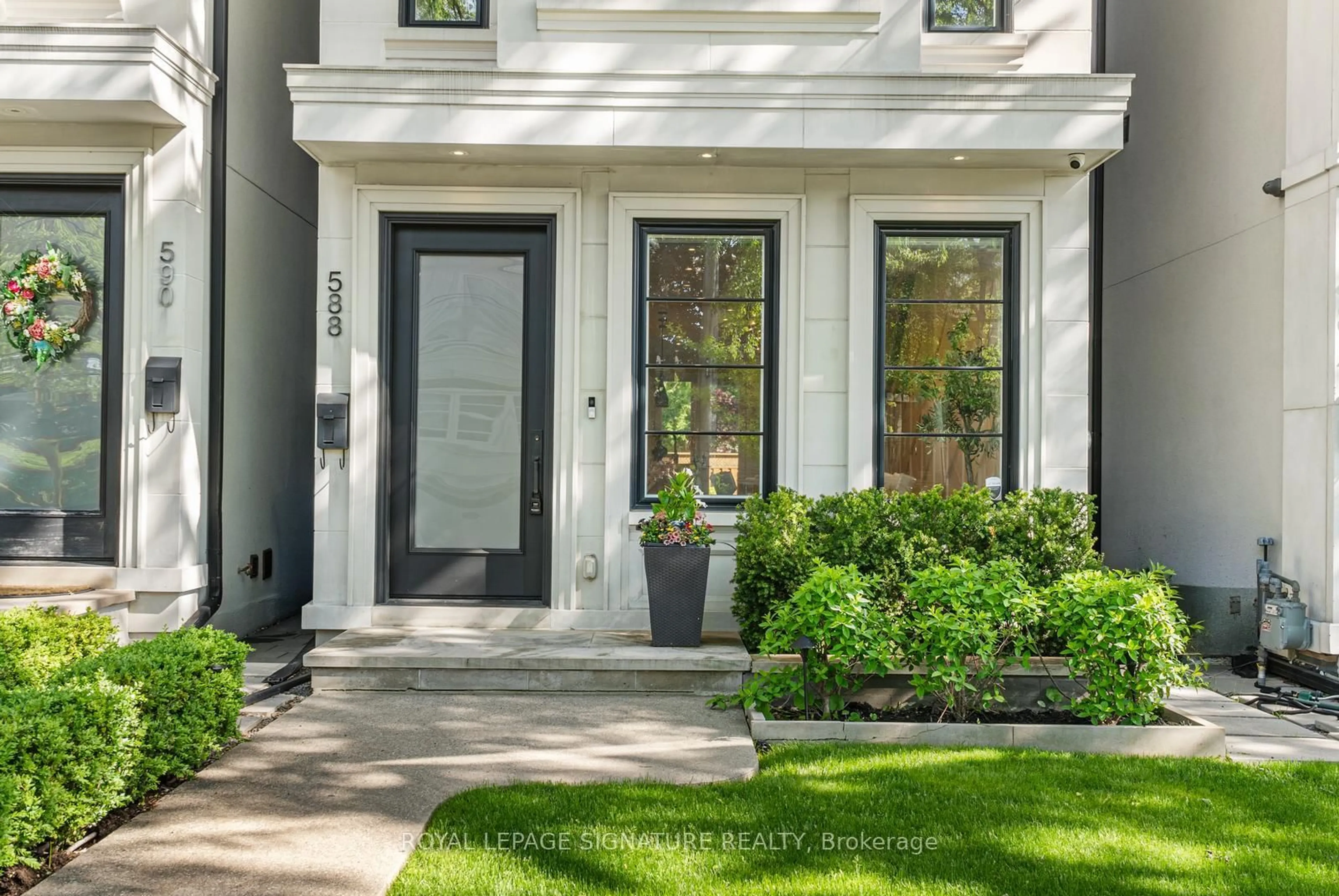 Indoor entryway for 588 Woburn Ave, Toronto Ontario M5M 1L9