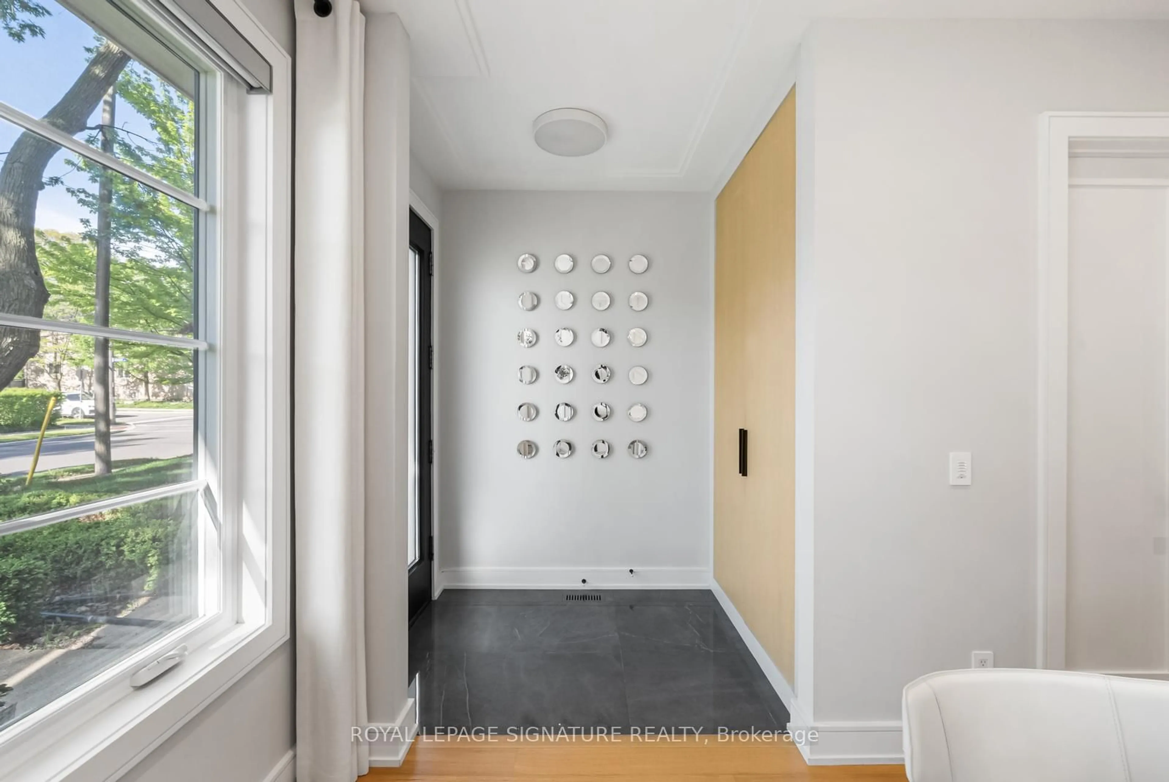Indoor entryway for 588 Woburn Ave, Toronto Ontario M5M 1L9