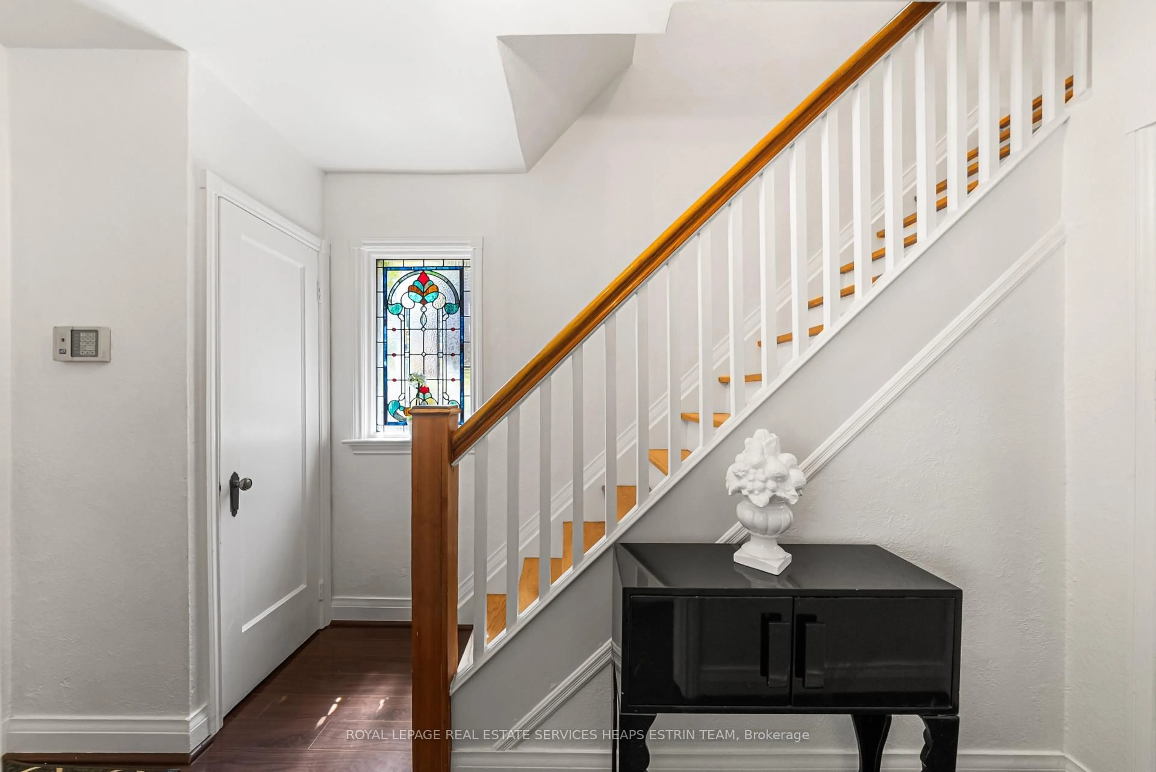 Indoor entryway for 6 Beaufield Ave, Toronto Ontario M4G 3R3