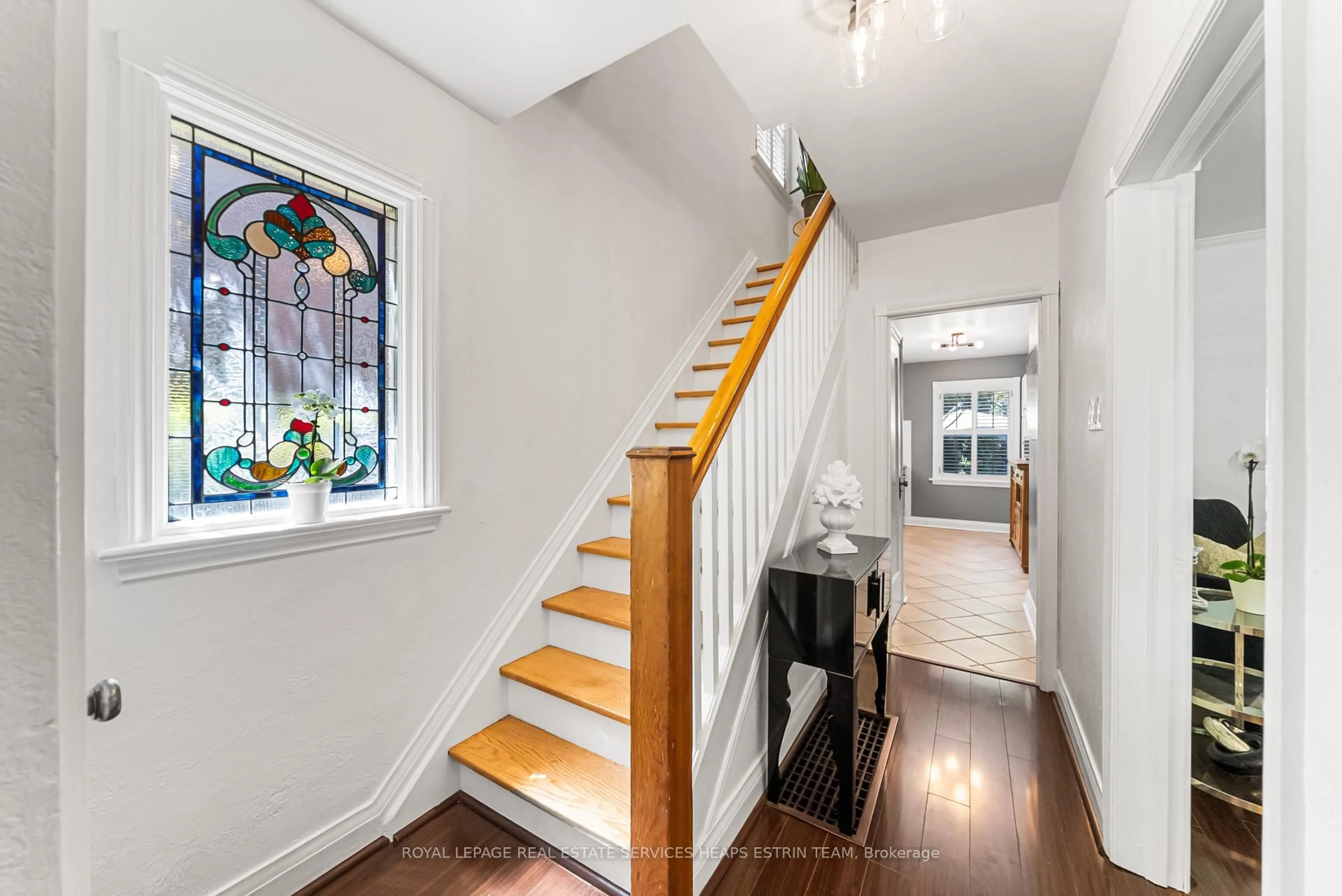 Indoor entryway for 6 Beaufield Ave, Toronto Ontario M4G 3R3