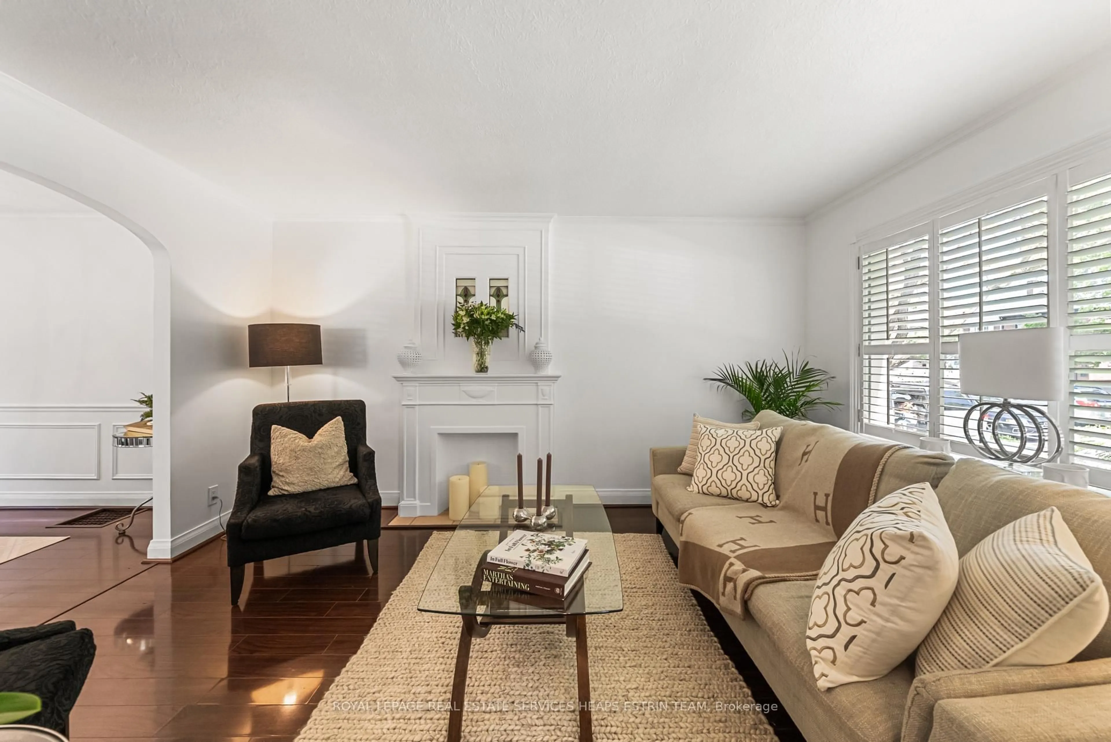 Living room with furniture, unknown for 6 Beaufield Ave, Toronto Ontario M4G 3R3