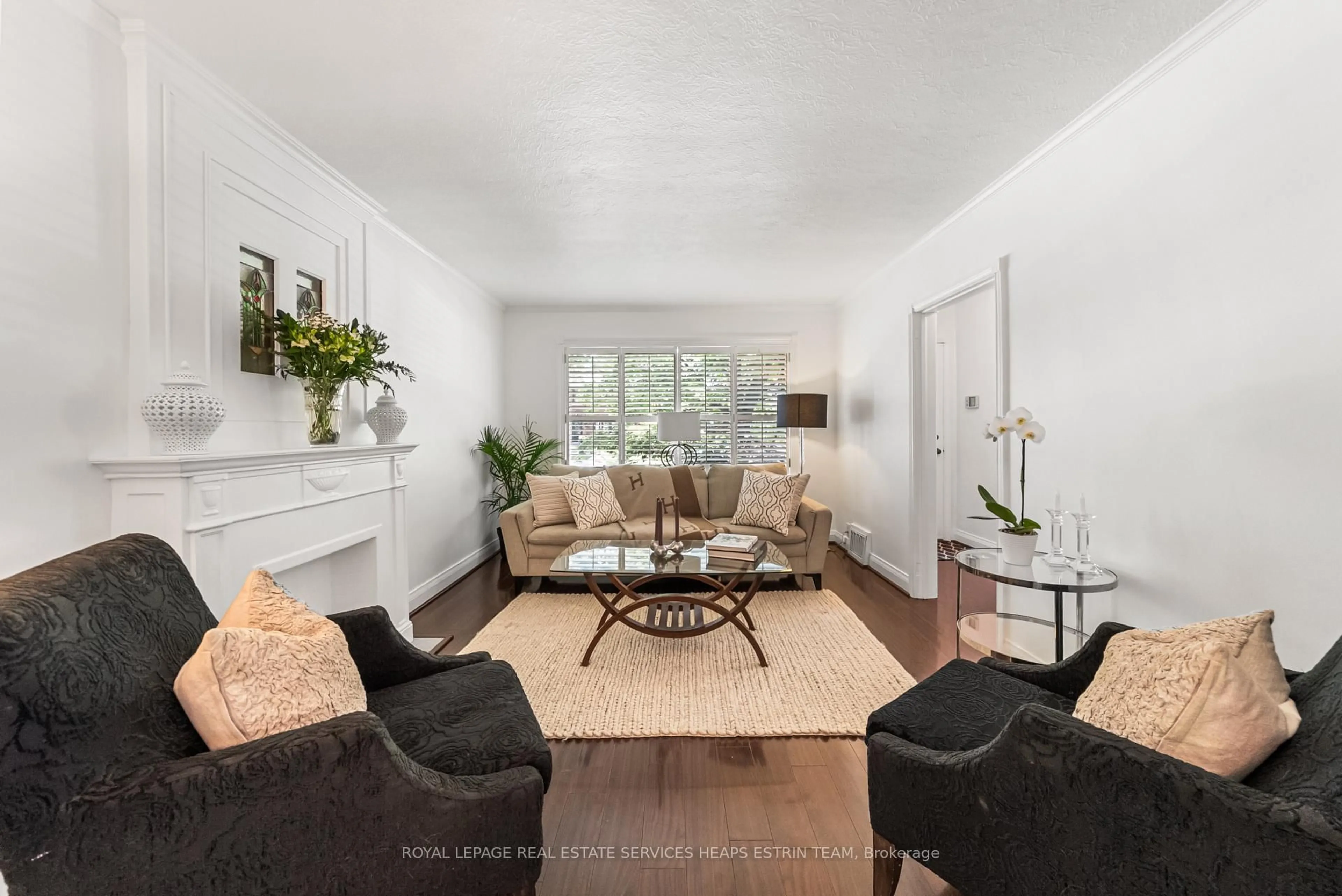 Living room with furniture, unknown for 6 Beaufield Ave, Toronto Ontario M4G 3R3