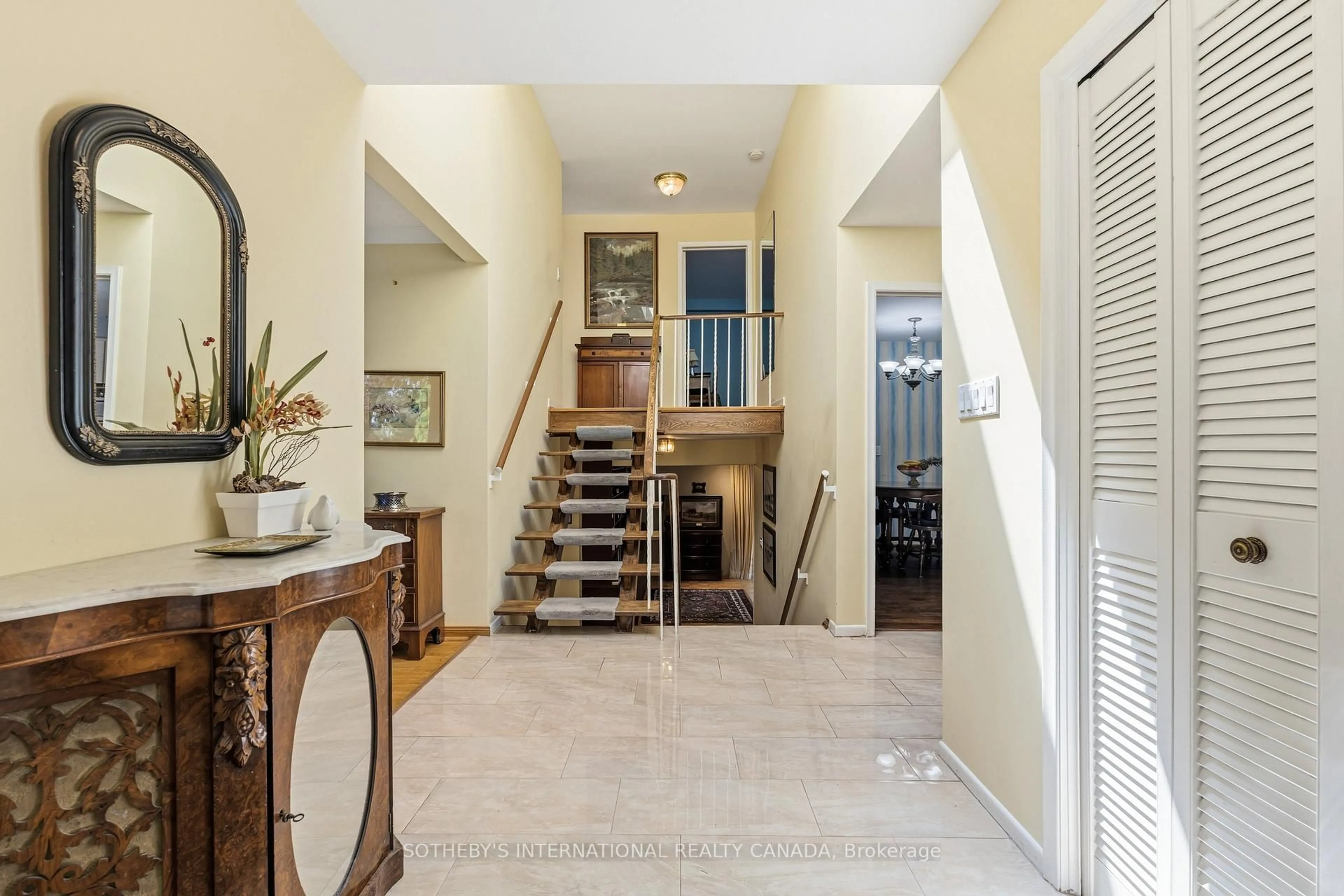 Indoor entryway for 29 Leacock Cres, Toronto Ontario M3B 1N8