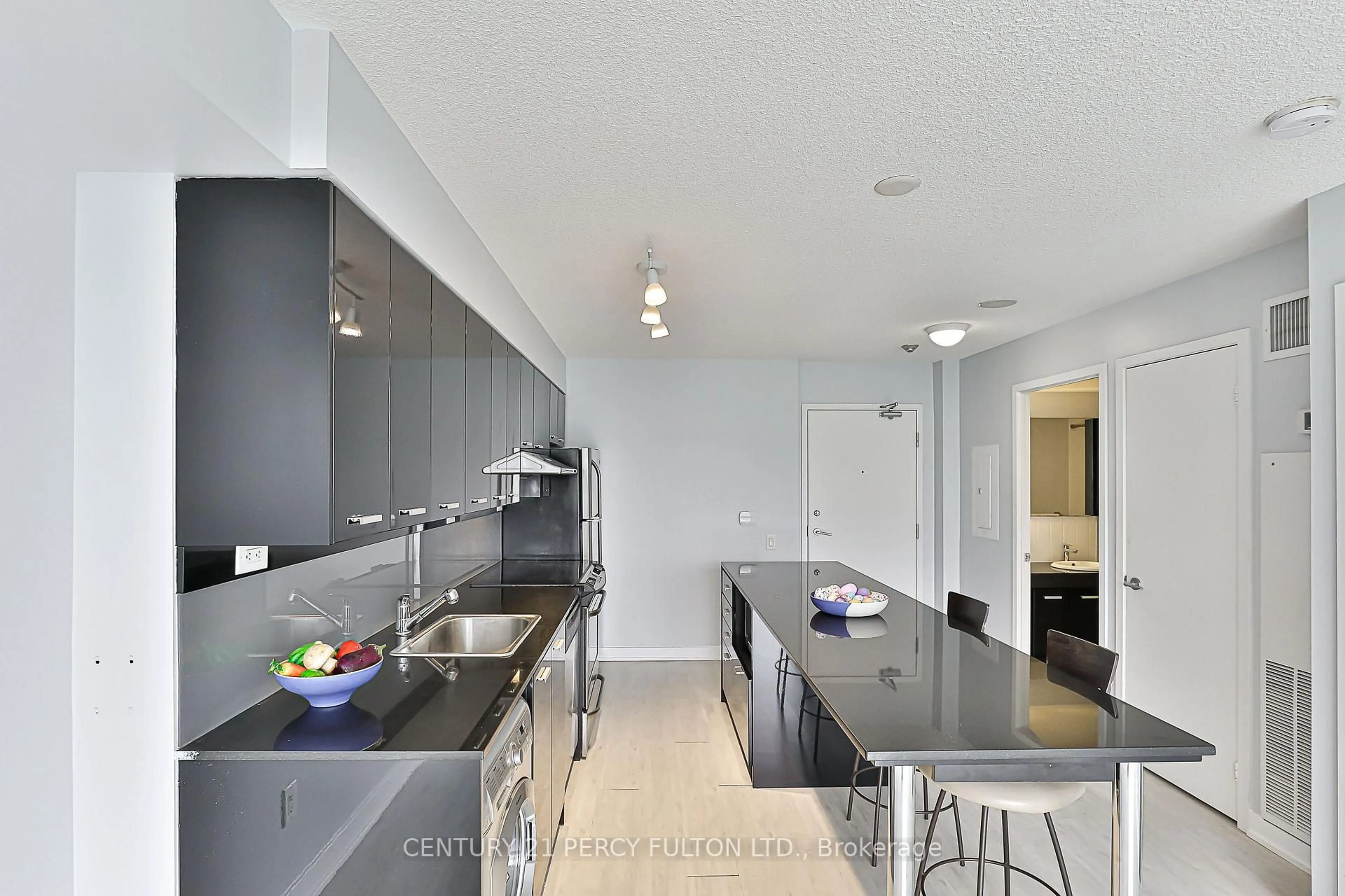 Contemporary kitchen, unknown for 19 Singer Crt #1612, Toronto Ontario M2K 0B2