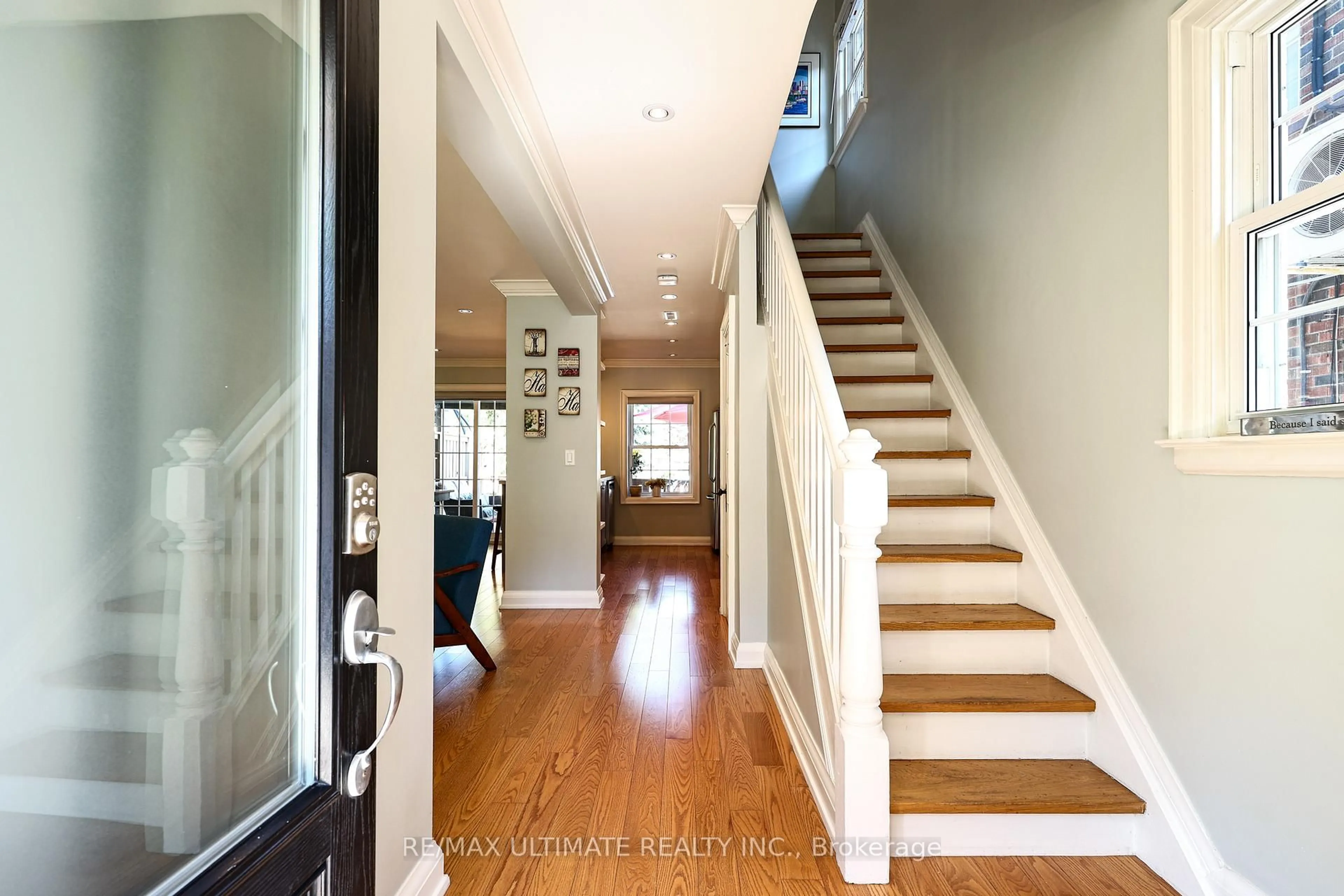 Indoor entryway for 503 Sutherland Dr, Toronto Ontario M4G 1K9