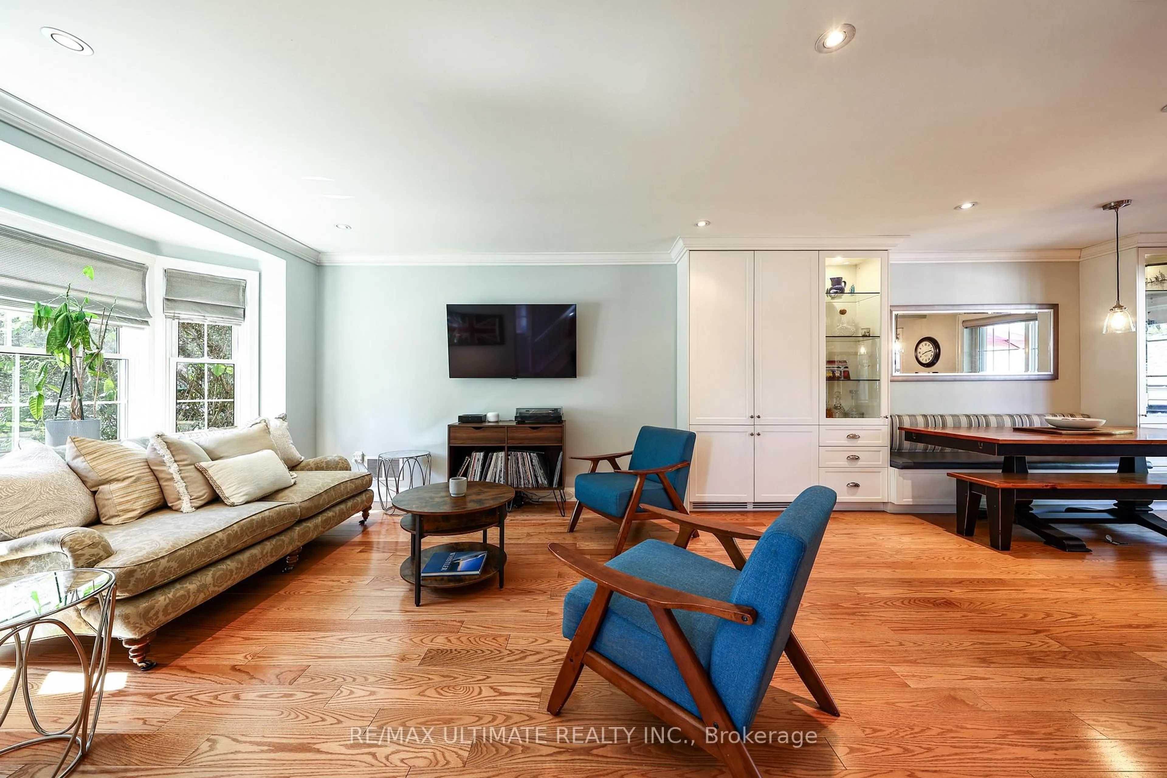 Living room with furniture, wood/laminate floor for 503 Sutherland Dr, Toronto Ontario M4G 1K9