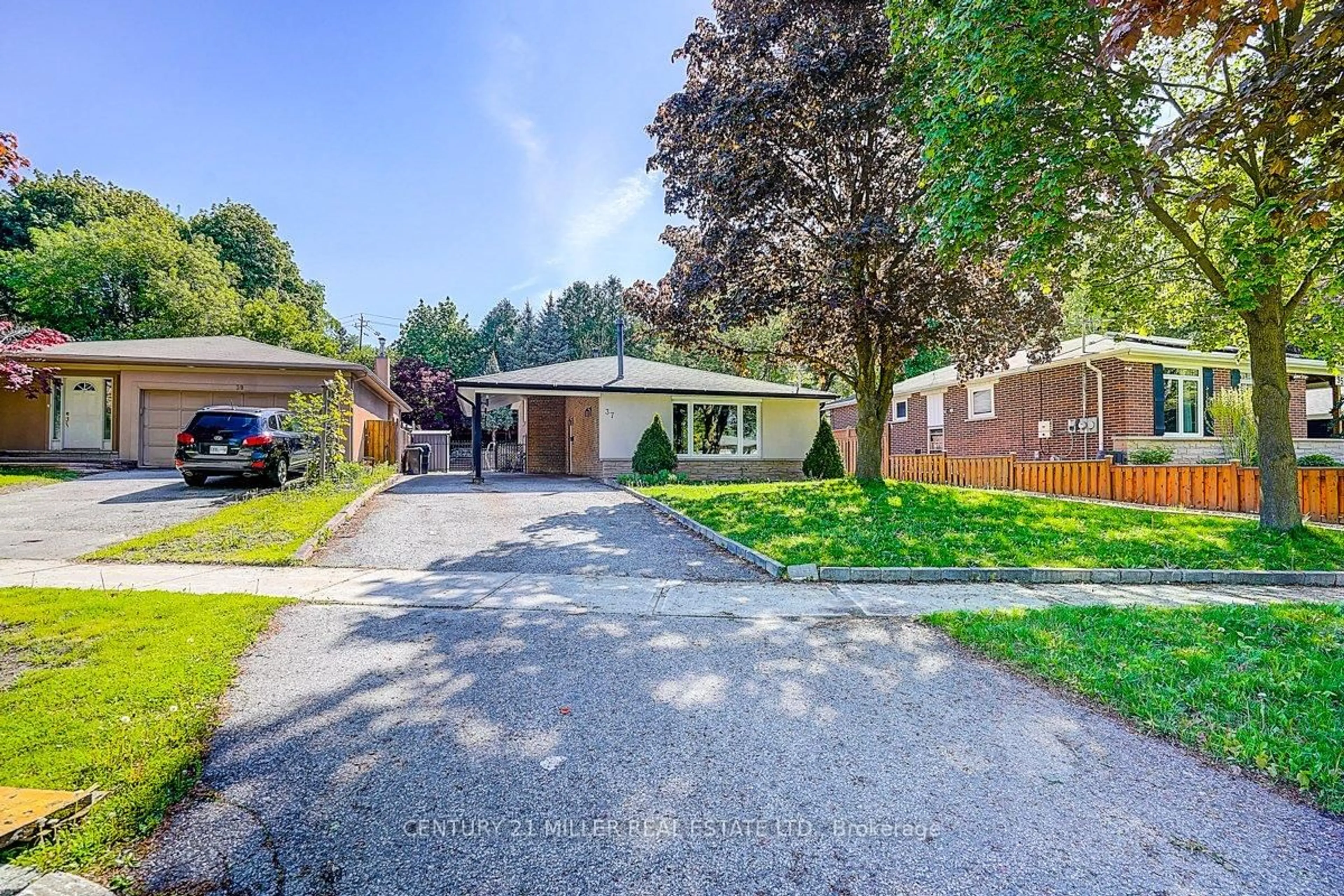 A pic from outside/outdoor area/front of a property/back of a property/a pic from drone, street for 37 DALLINGTON Dr, Toronto Ontario M2J 2G4