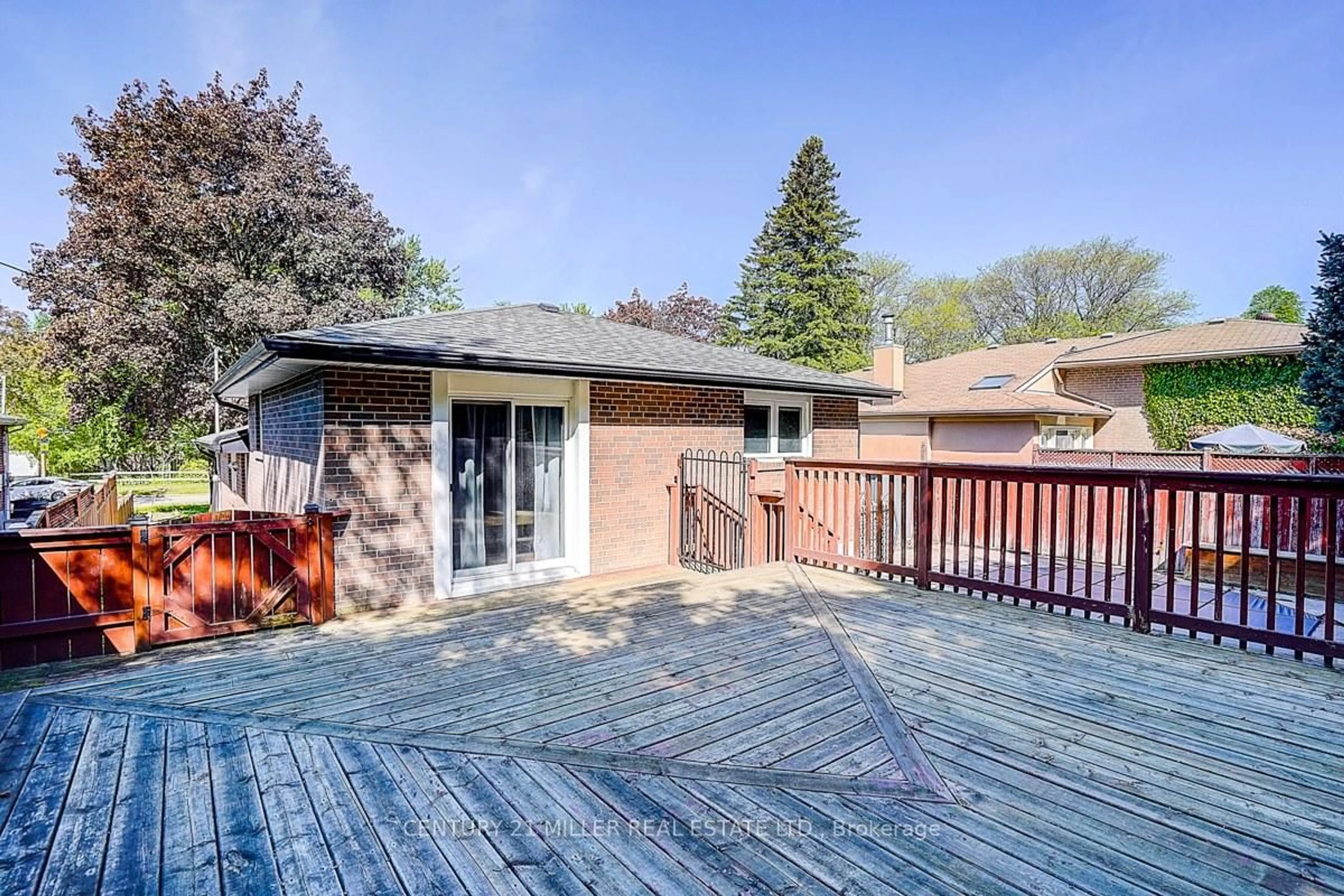 Patio, water/lake/river/ocean view for 37 DALLINGTON Dr, Toronto Ontario M2J 2G4