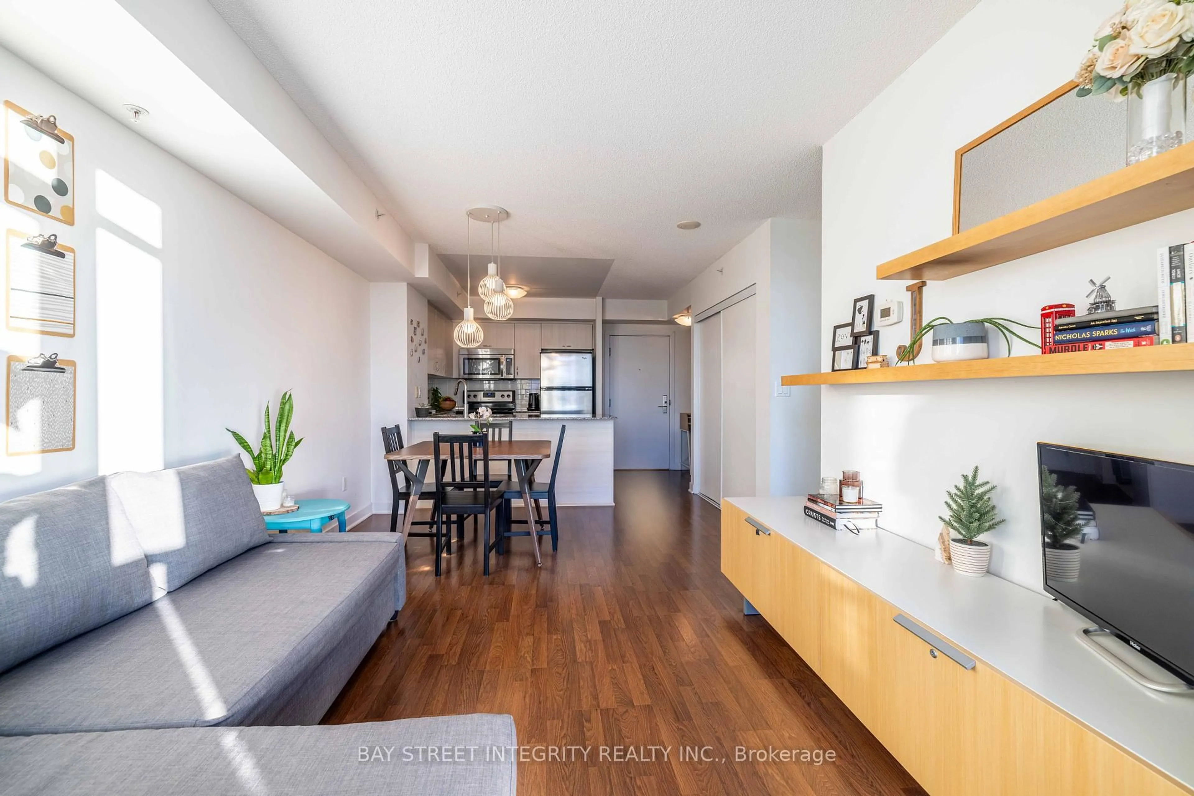 Living room with furniture, wood/laminate floor for 5740 Yonge St #1510, Toronto Ontario M2M 0B1