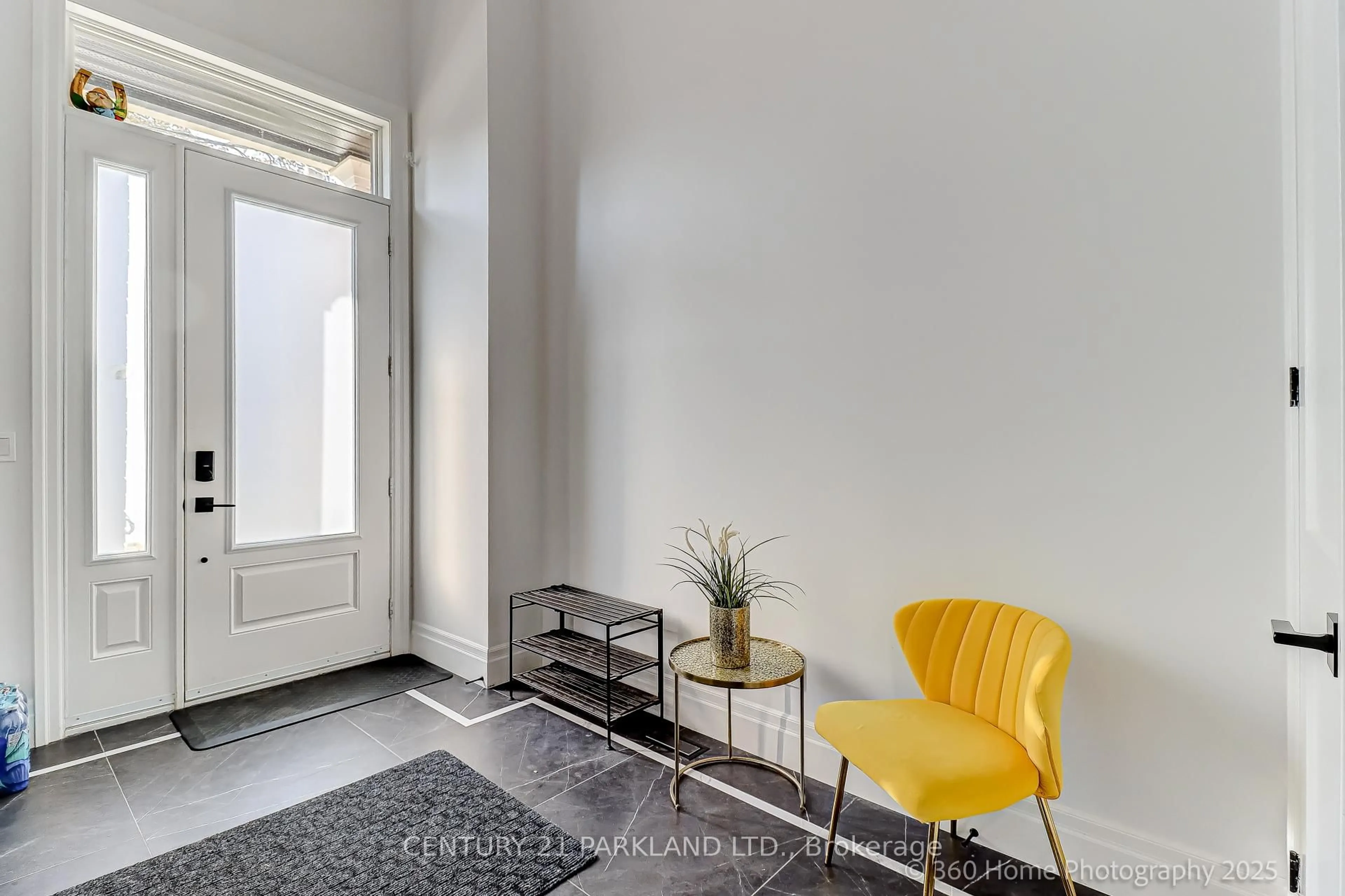Indoor entryway for 30 Glen Echo Ave, Toronto Ontario M4N 2E1