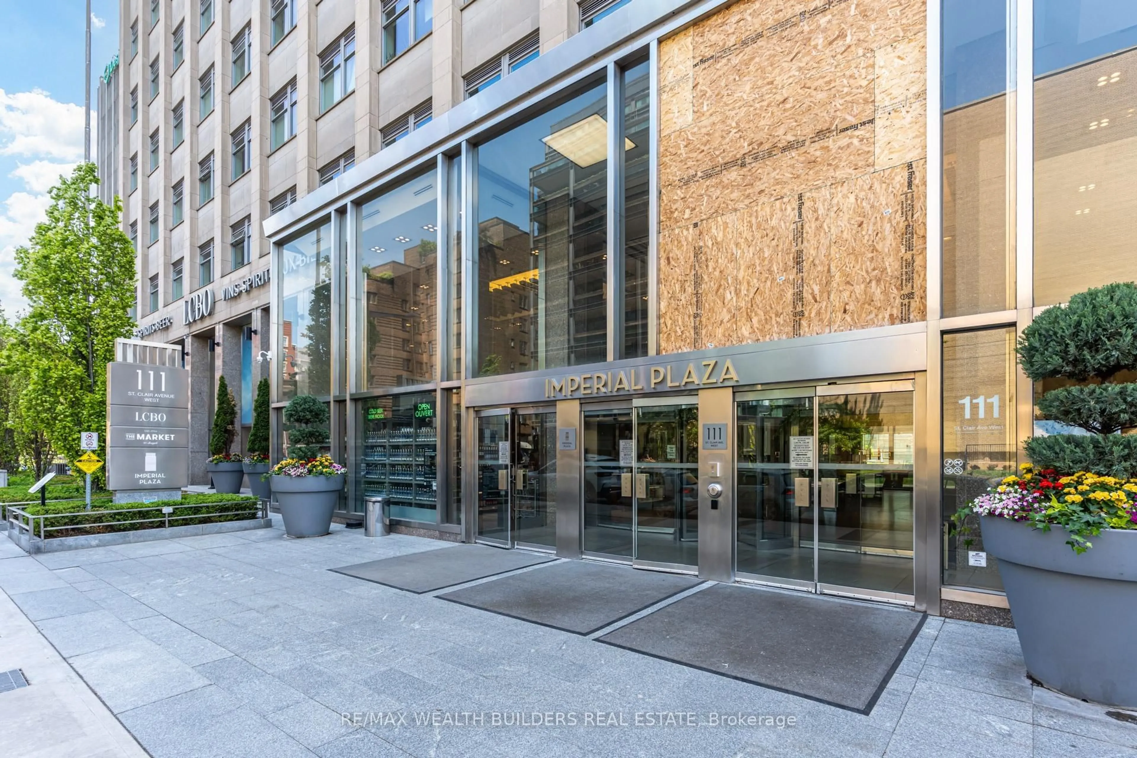 Indoor foyer for 111 St Clair Ave #328, Toronto Ontario M4V 1N5