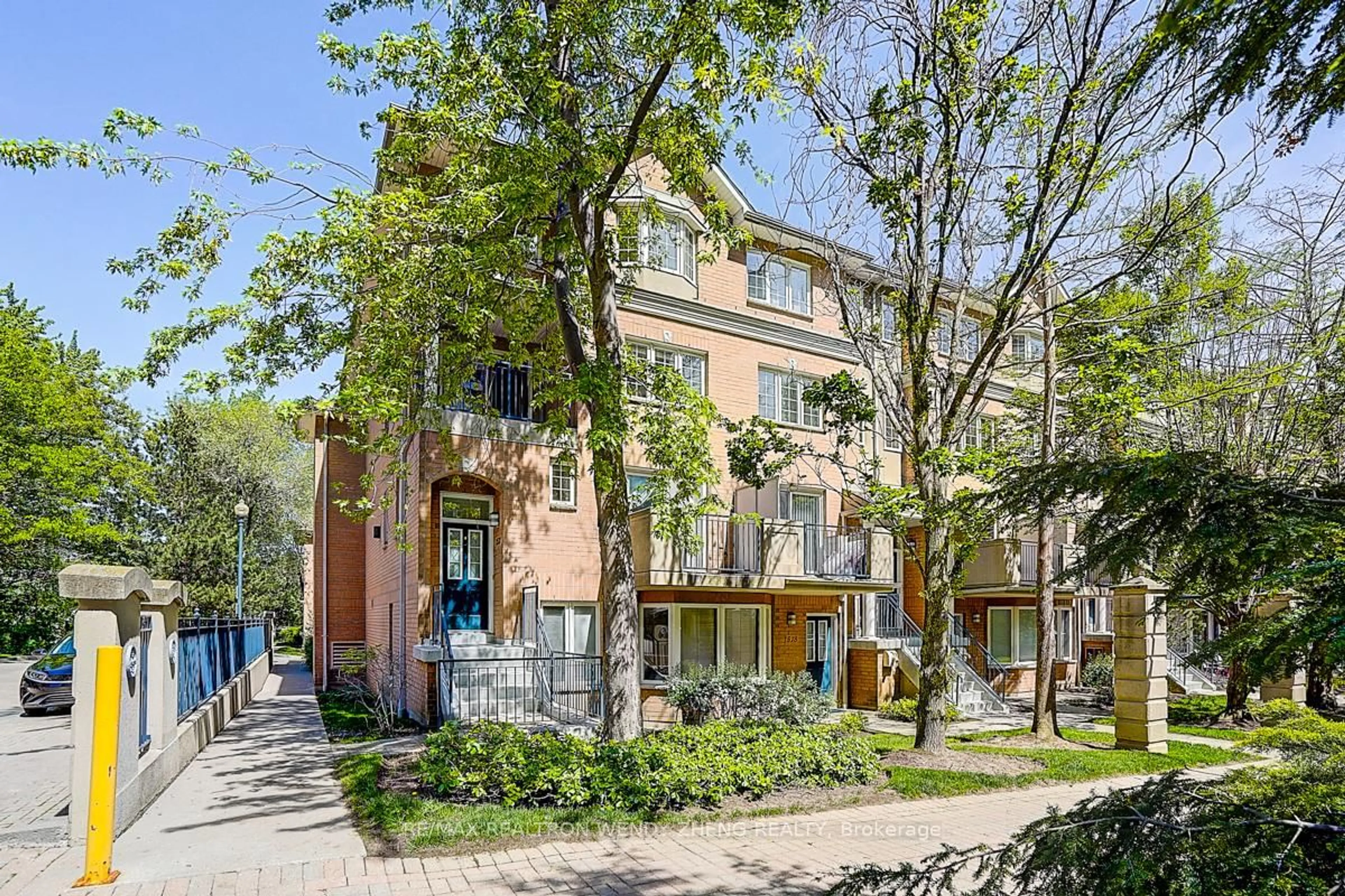Patio, street for 28 Sommerset Way #1517, Toronto Ontario M2N 6W7