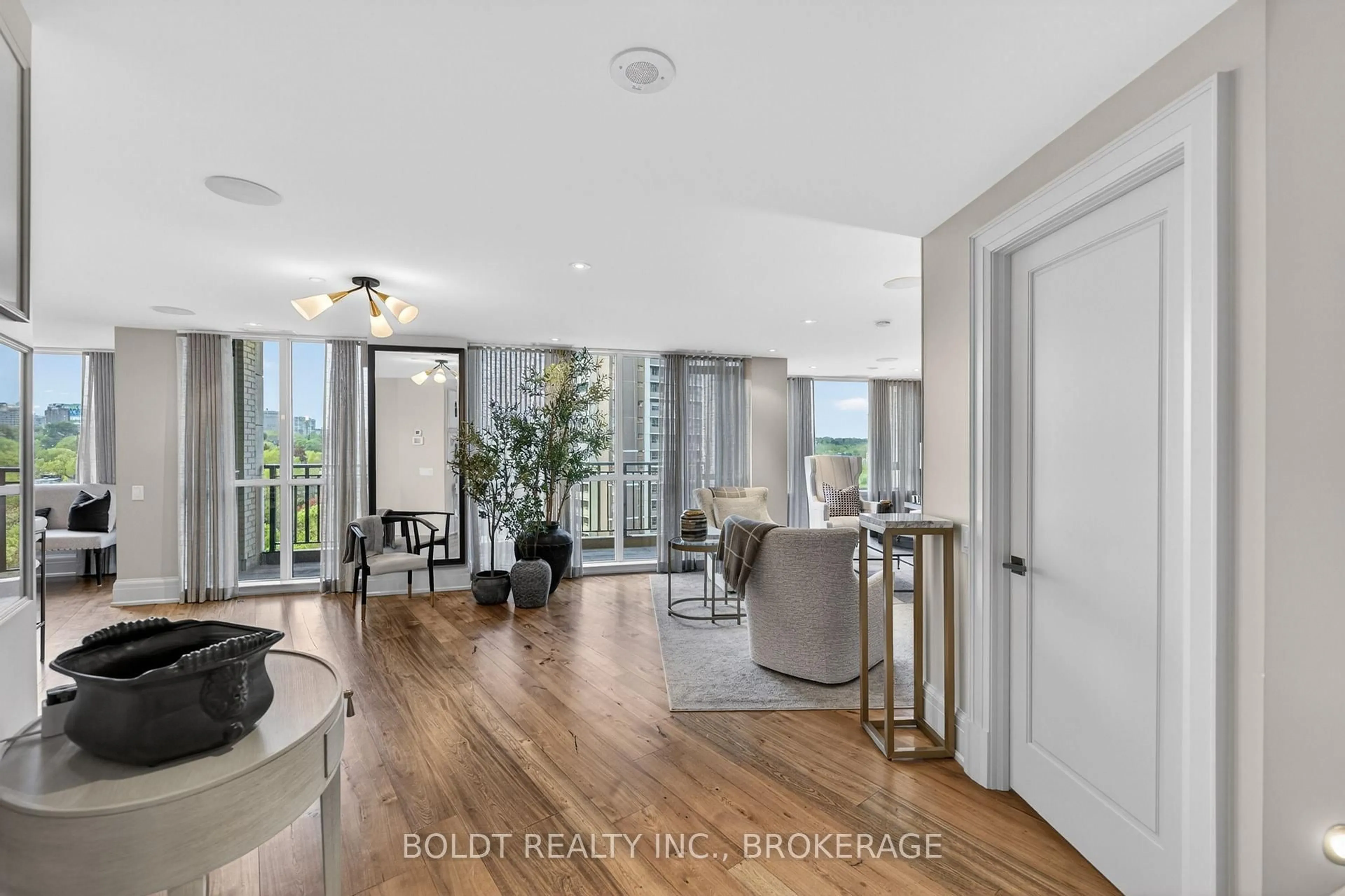 Indoor entryway for 181 Davenport Rd #702, Toronto Ontario M5R 1J1