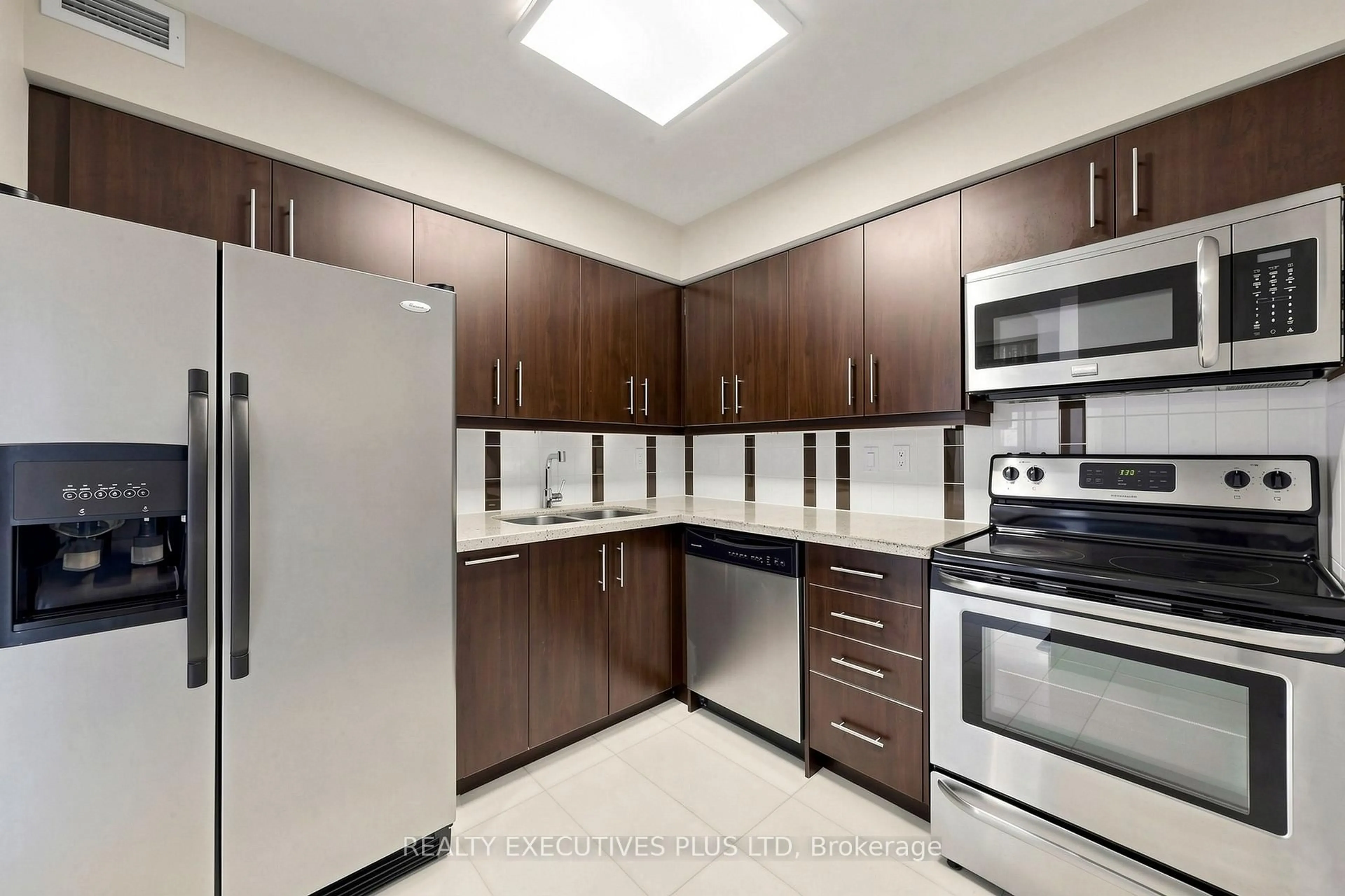 Standard kitchen, ceramic/tile floor for 18 Hillcrest Ave #604, Toronto Ontario M2N 6T5