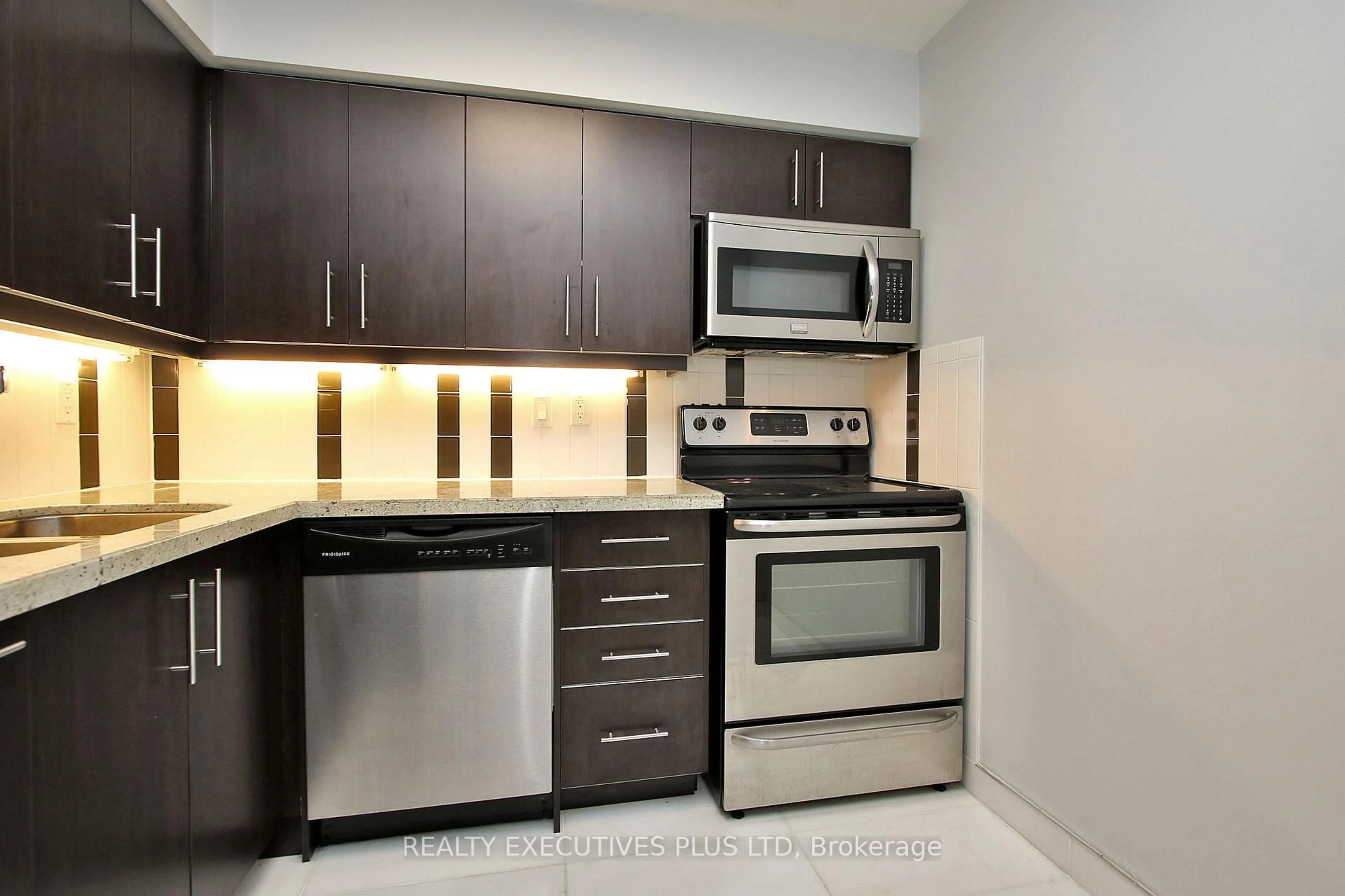 Standard kitchen, ceramic/tile floor for 18 Hillcrest Ave #604, Toronto Ontario M2N 6T5