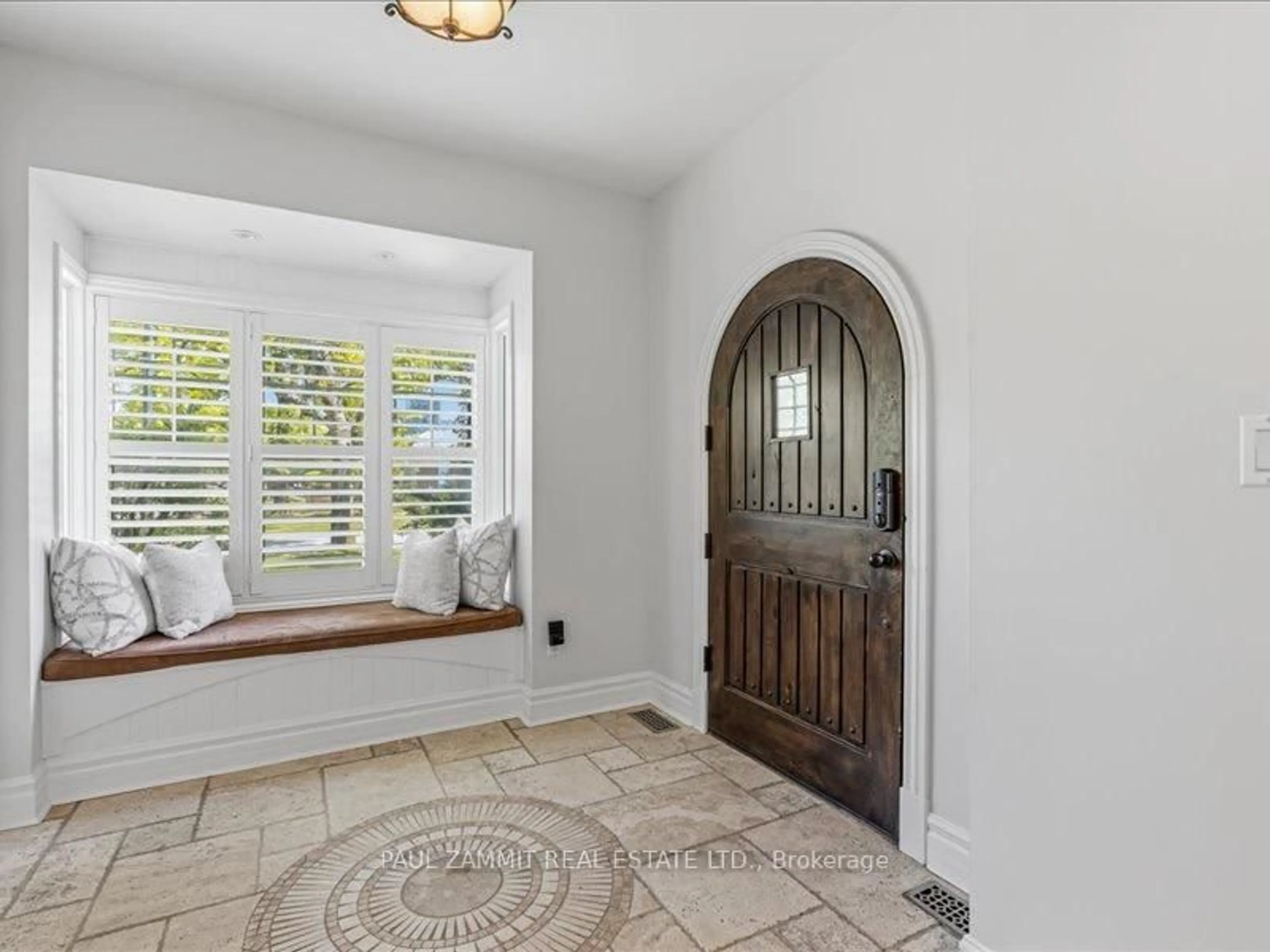 Indoor entryway for 44 Gwendolen Cres, Toronto Ontario M2N 2L7