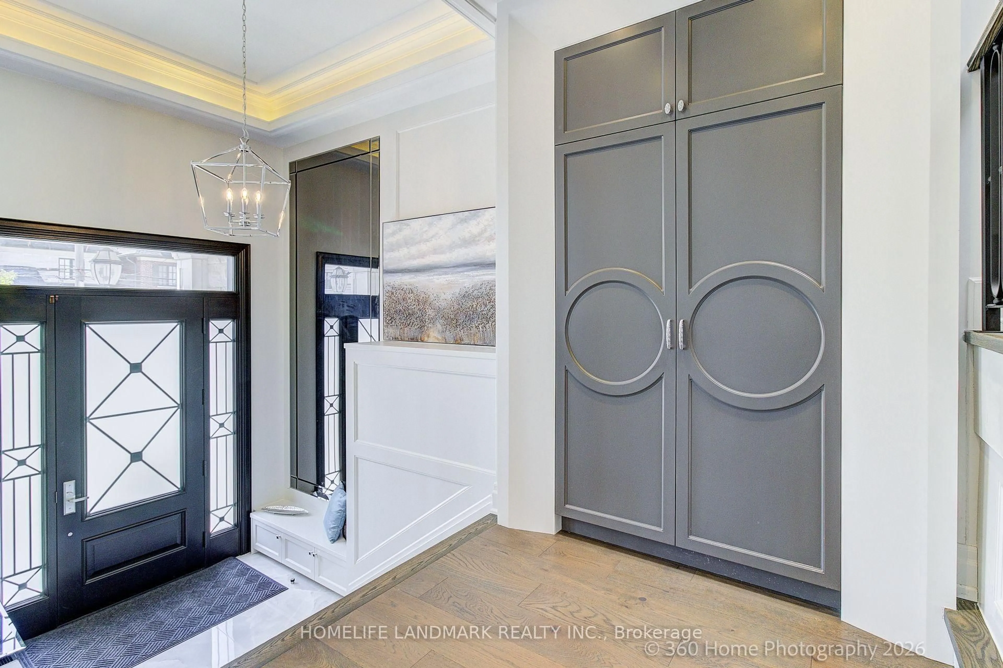 Indoor entryway for 176 Caribou Rd, Toronto Ontario M5N 2B6