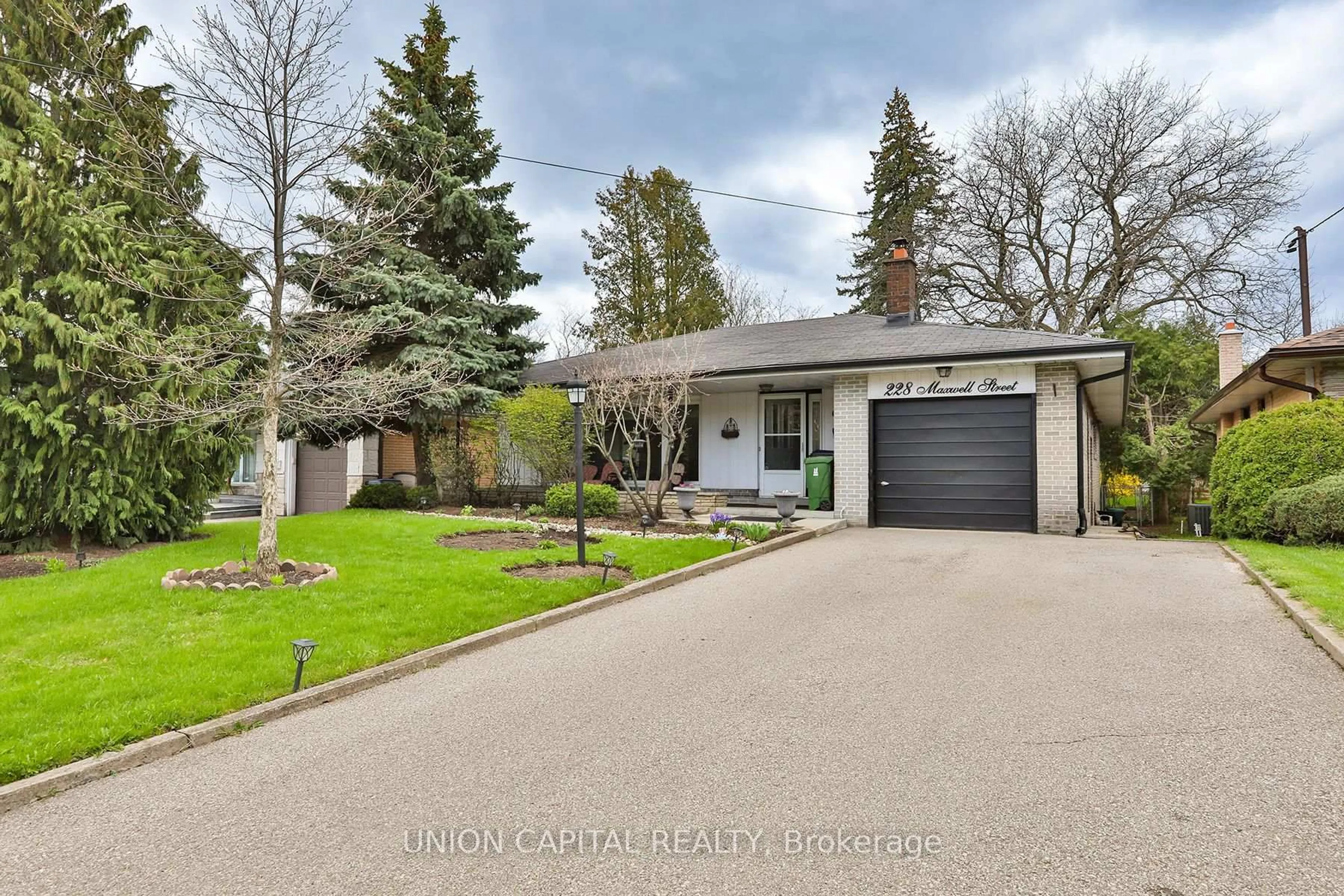 A pic from outside/outdoor area/front of a property/back of a property/a pic from drone, street for 228 Maxwell St, Toronto Ontario M3H 5B7
