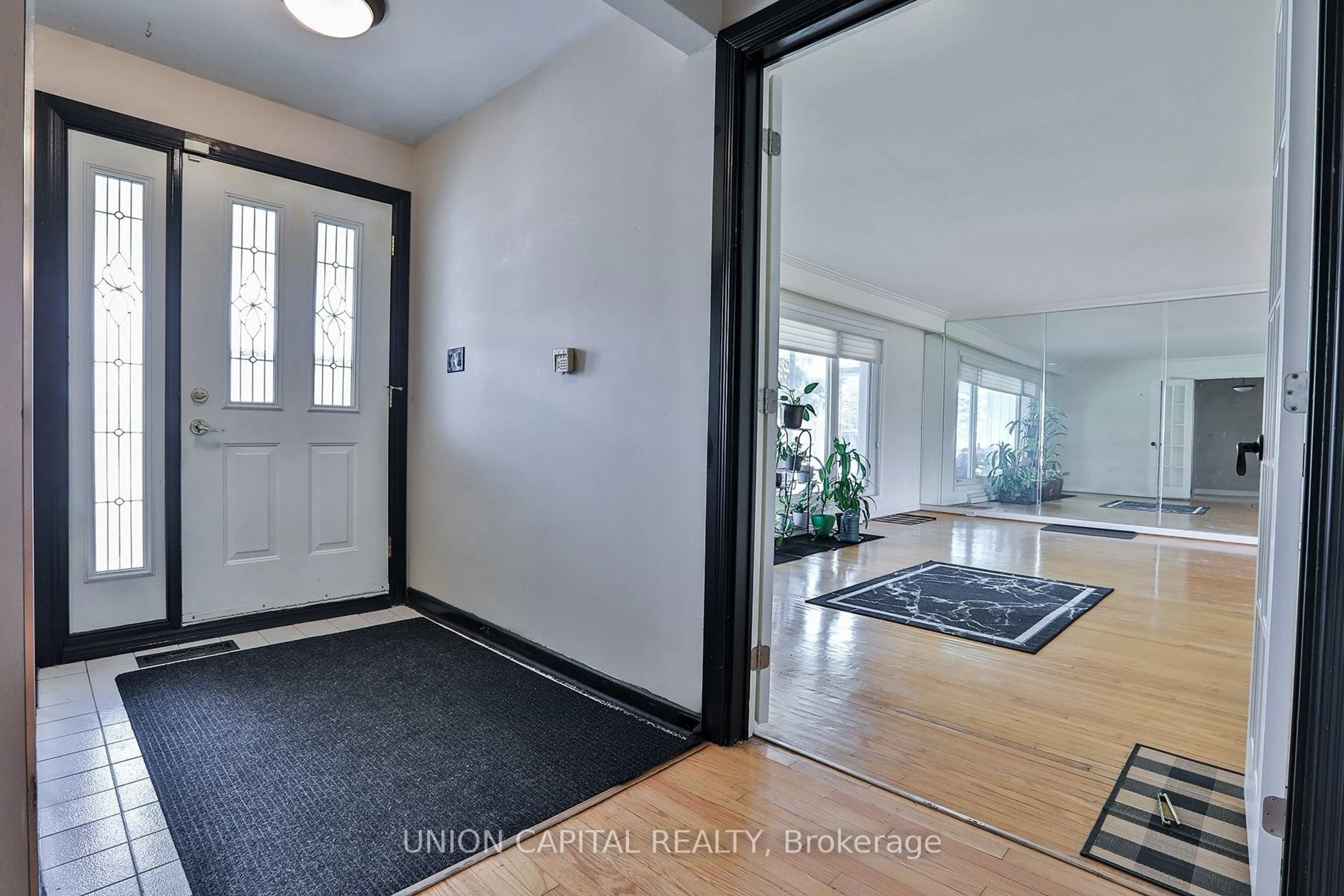 Indoor entryway for 228 Maxwell St, Toronto Ontario M3H 5B7