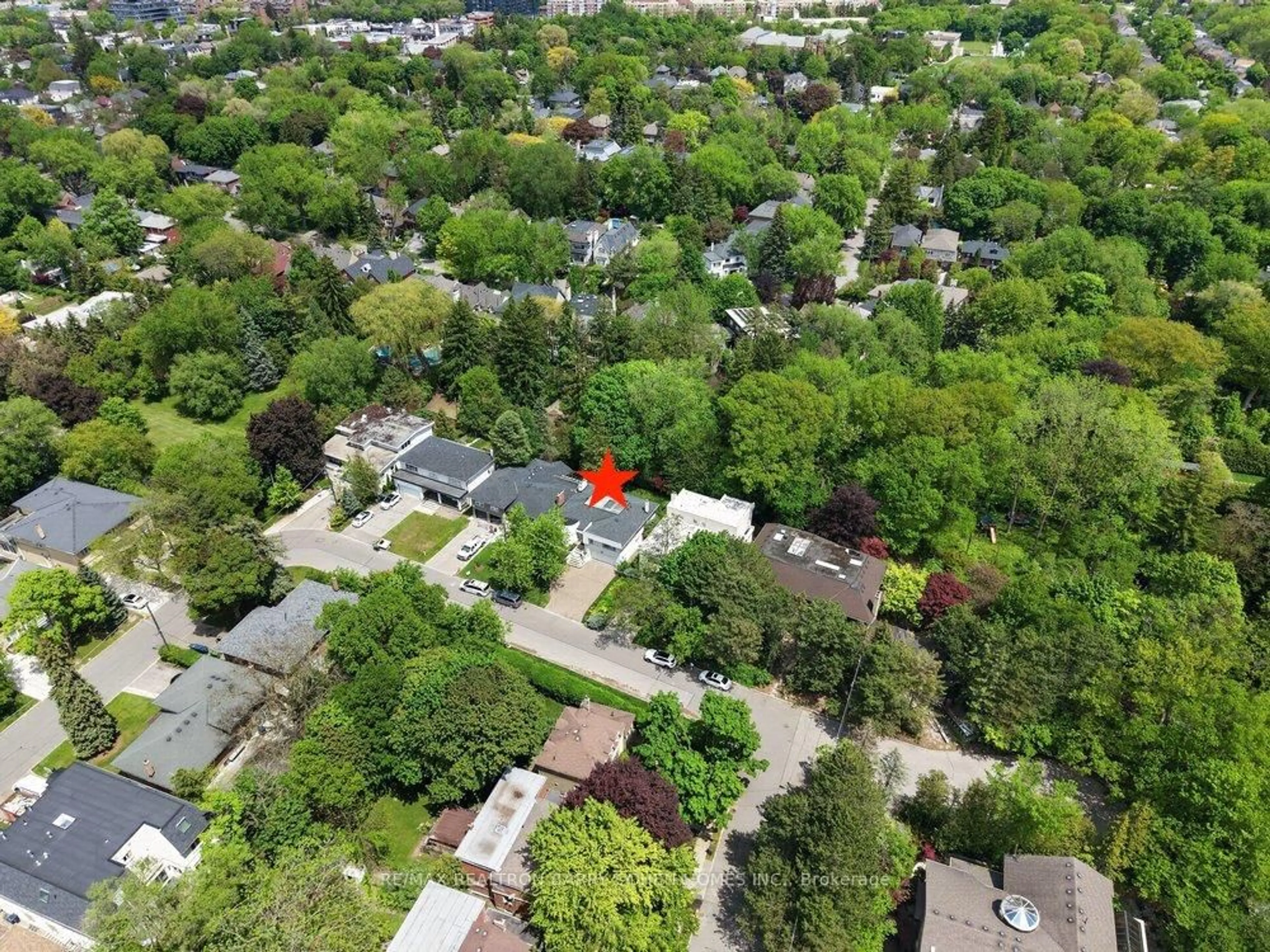 A pic from outside/outdoor area/front of a property/back of a property/a pic from drone, street for 11 Saguenay Ave, Toronto Ontario M5N 2Y5