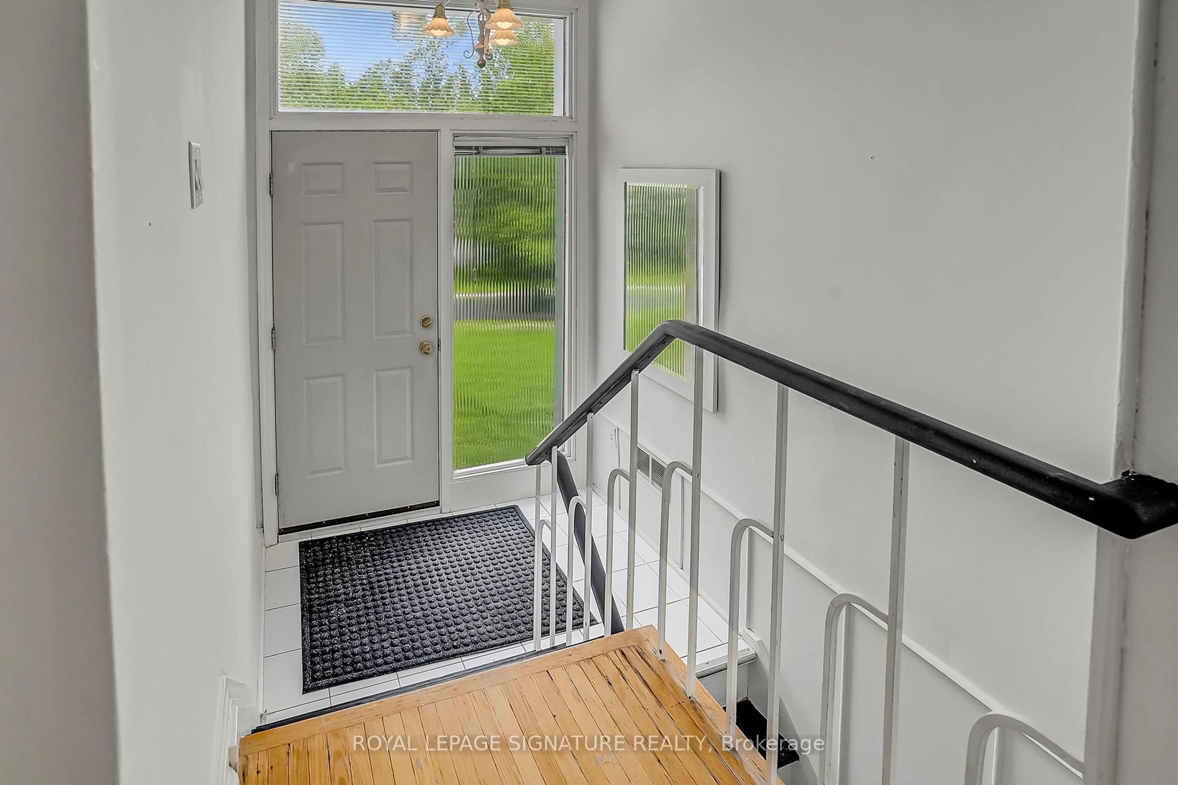 Indoor entryway for 96 Elvaston Dr, Toronto Ontario M4A 1N6