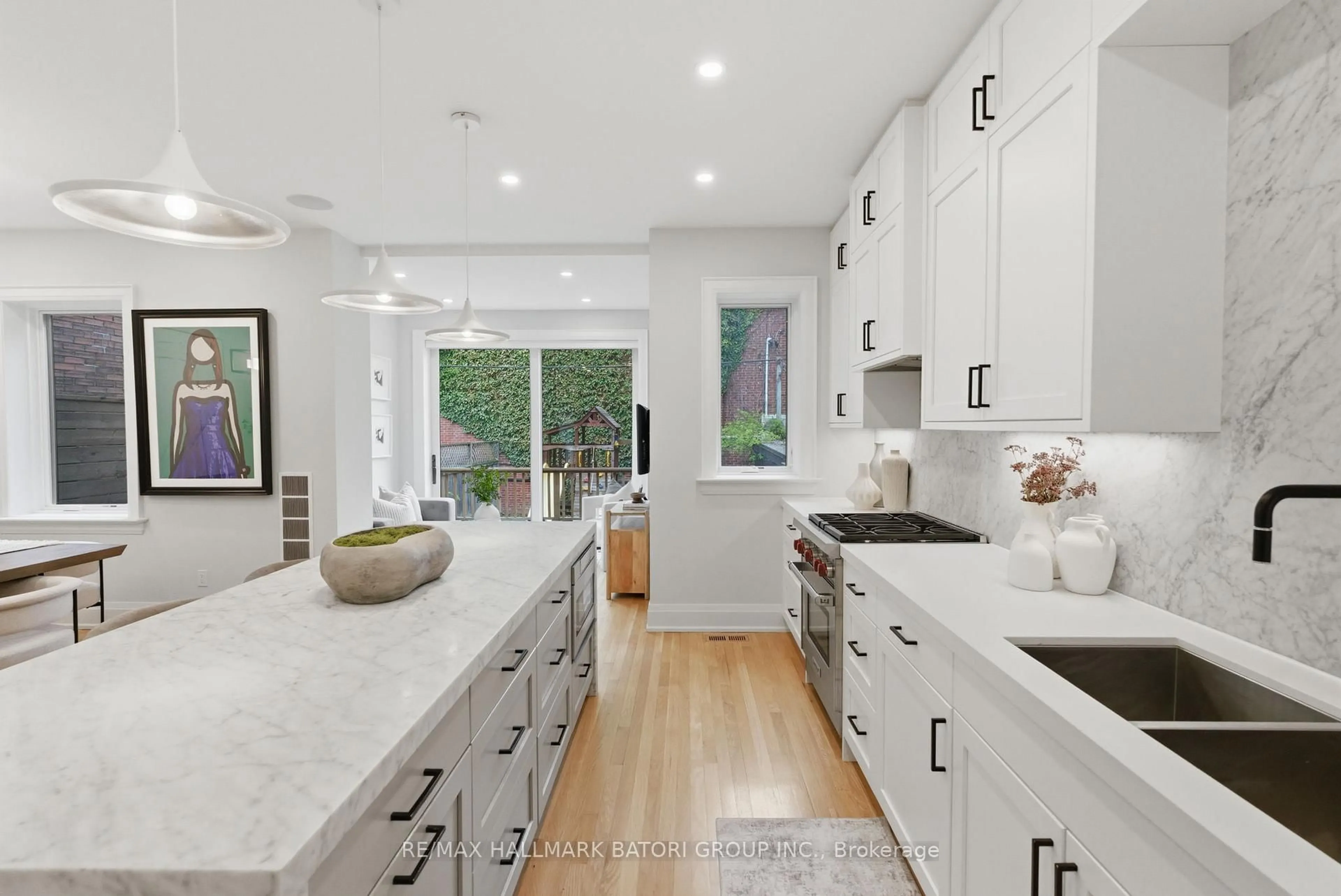 Open concept kitchen, ceramic/tile floor for 135 Cottingham St, Toronto Ontario M4V 1B9
