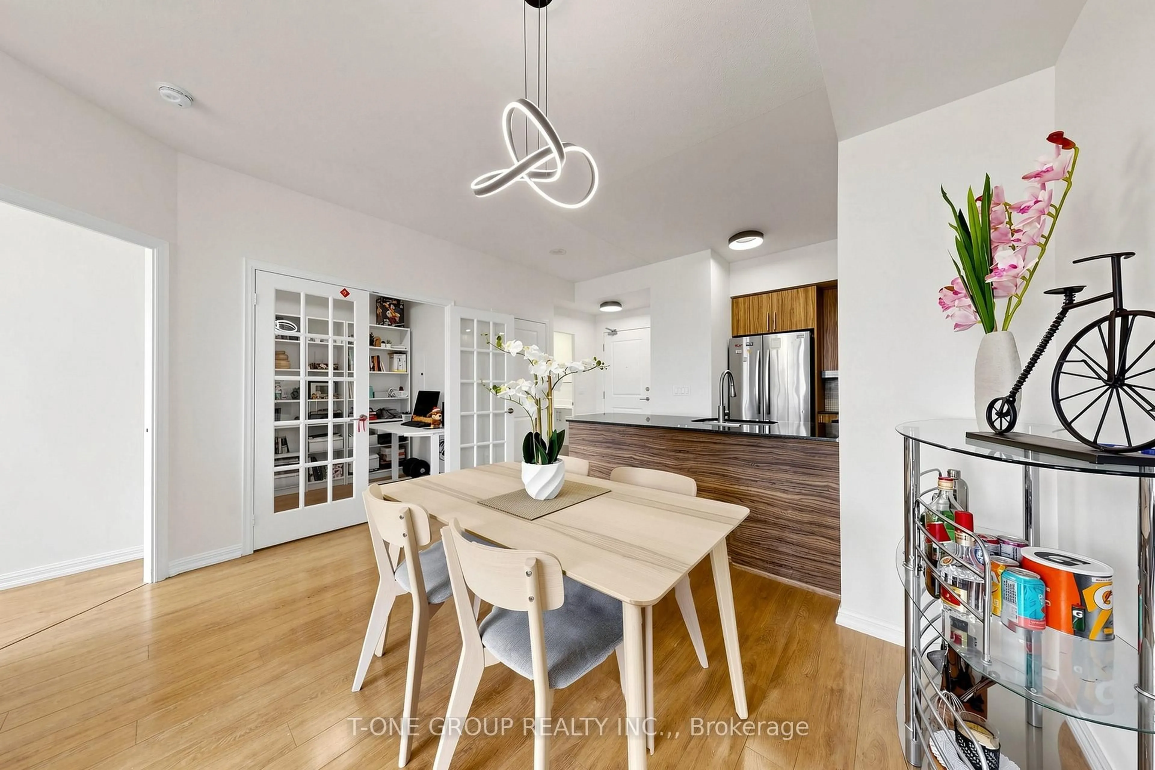 Open concept kitchen, wood/laminate floor for 75 East Liberty St #2201, Toronto Ontario M6K 3R3