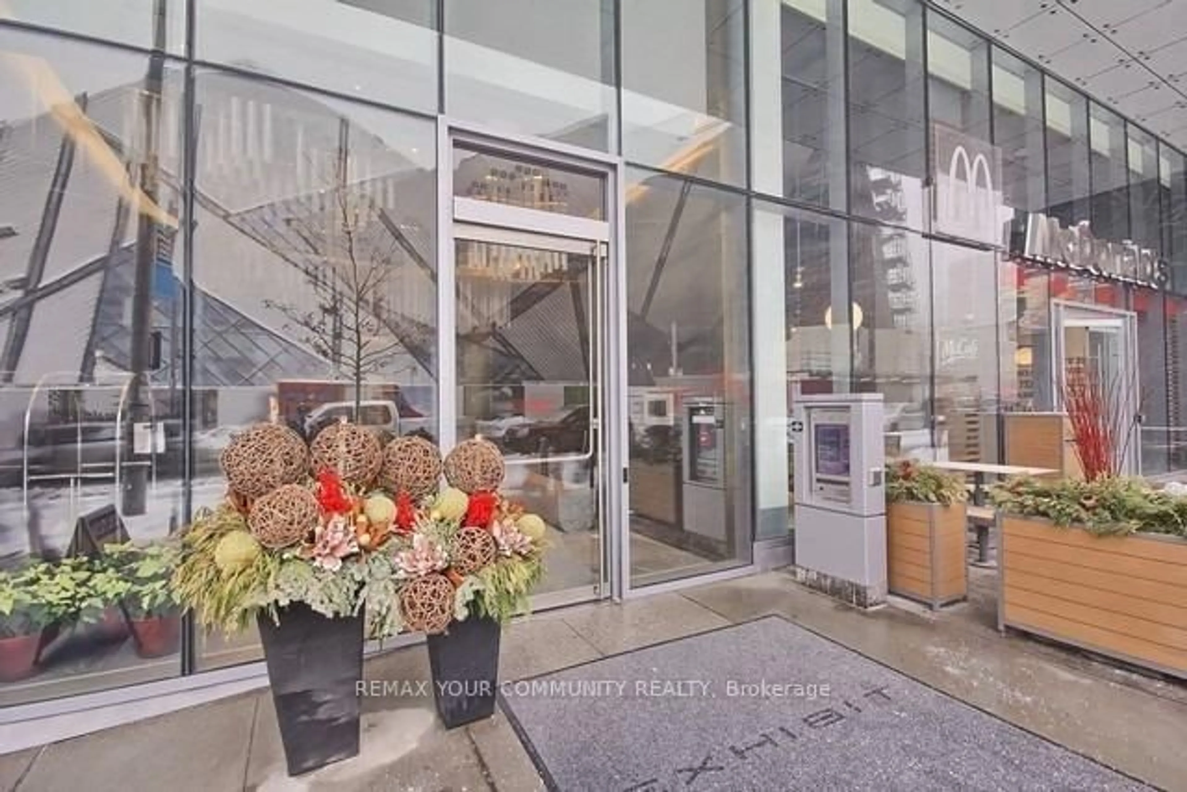 Indoor foyer for 200 Bloor St #2006, Toronto Ontario M5S 1T8