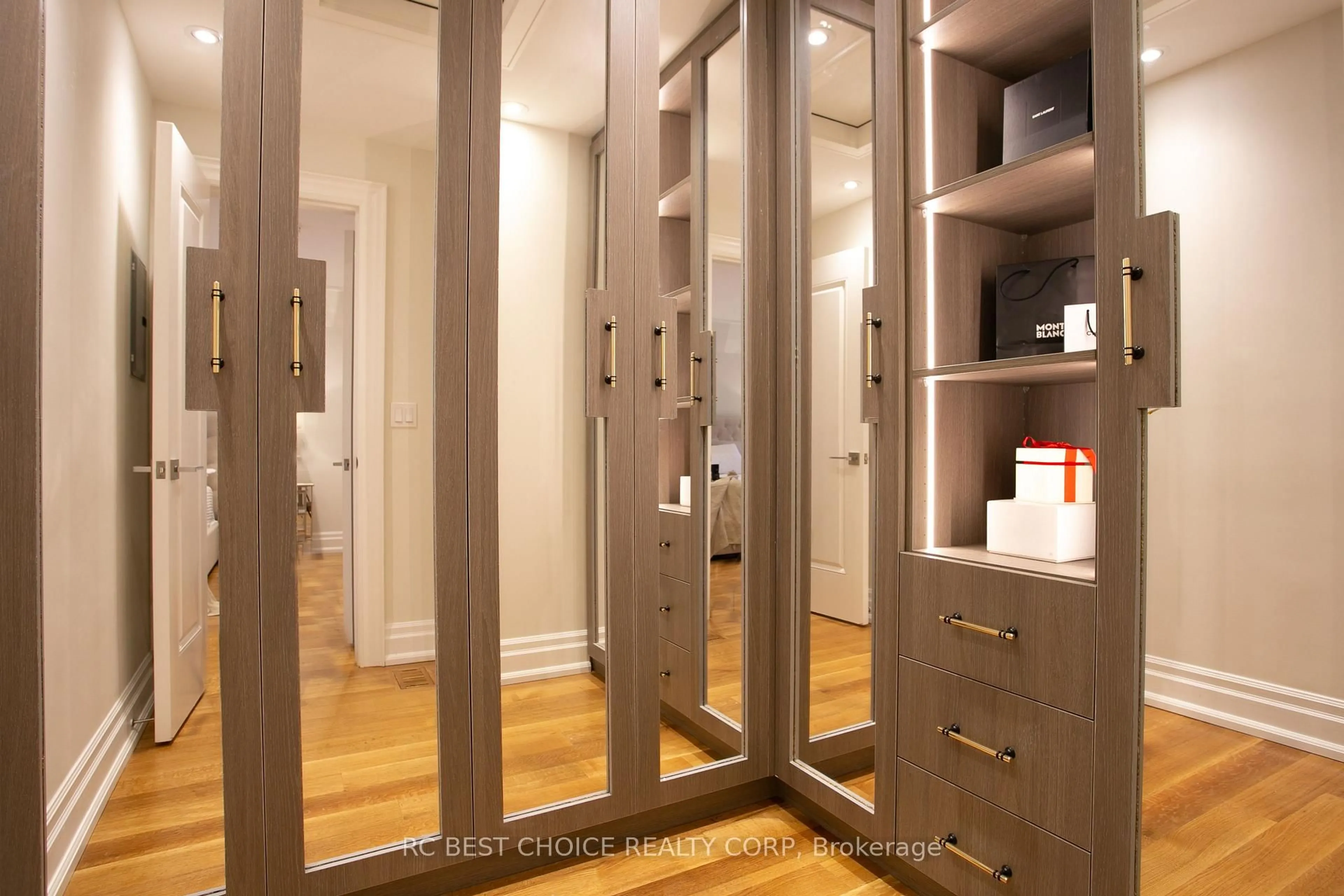 Contemporary bathroom, wood/laminate floor for 184 Mcrae Dr, Toronto Ontario M4G 1T1