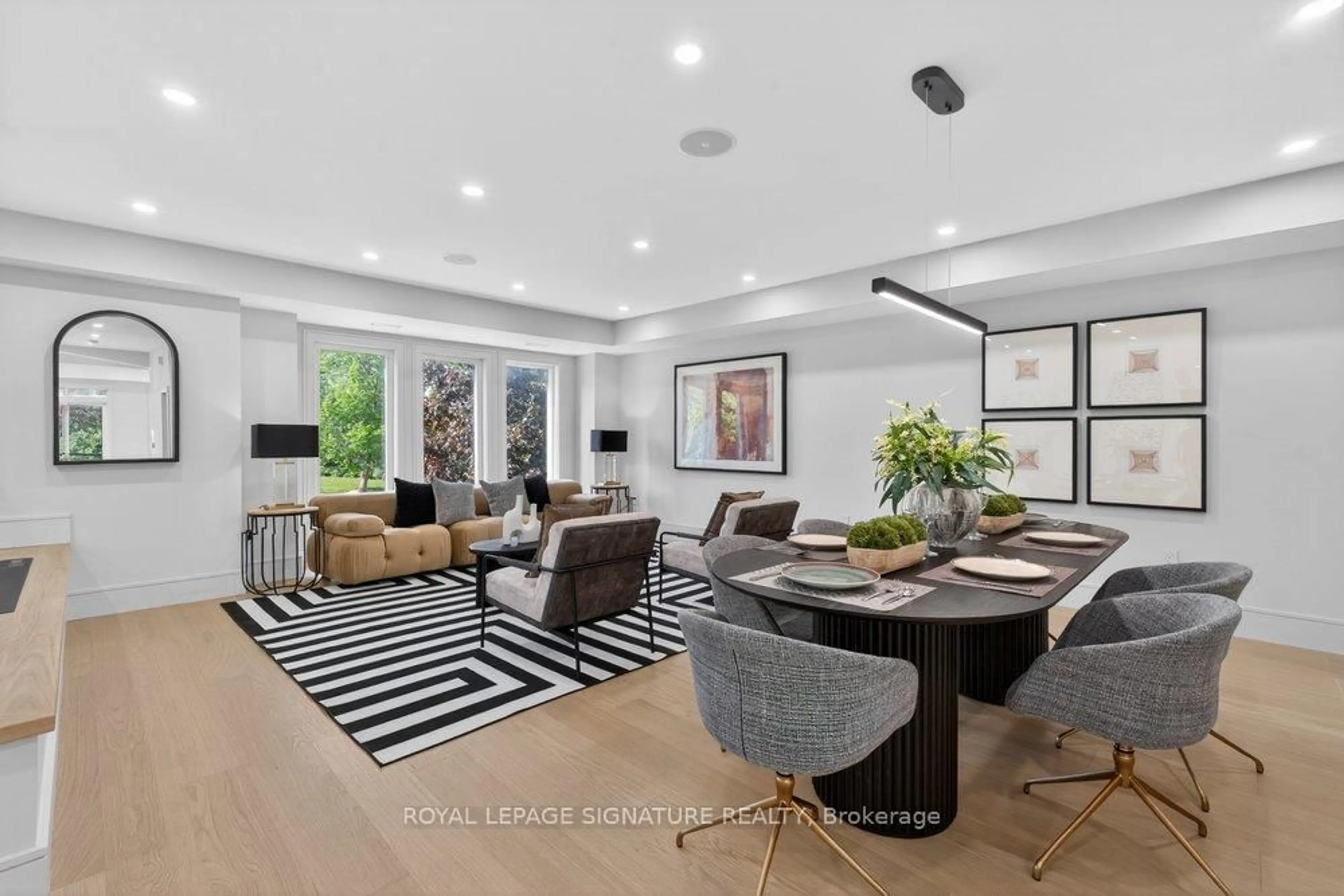 Living room with furniture, unknown for 339 Broadway Ave, Toronto Ontario M4P 1W6