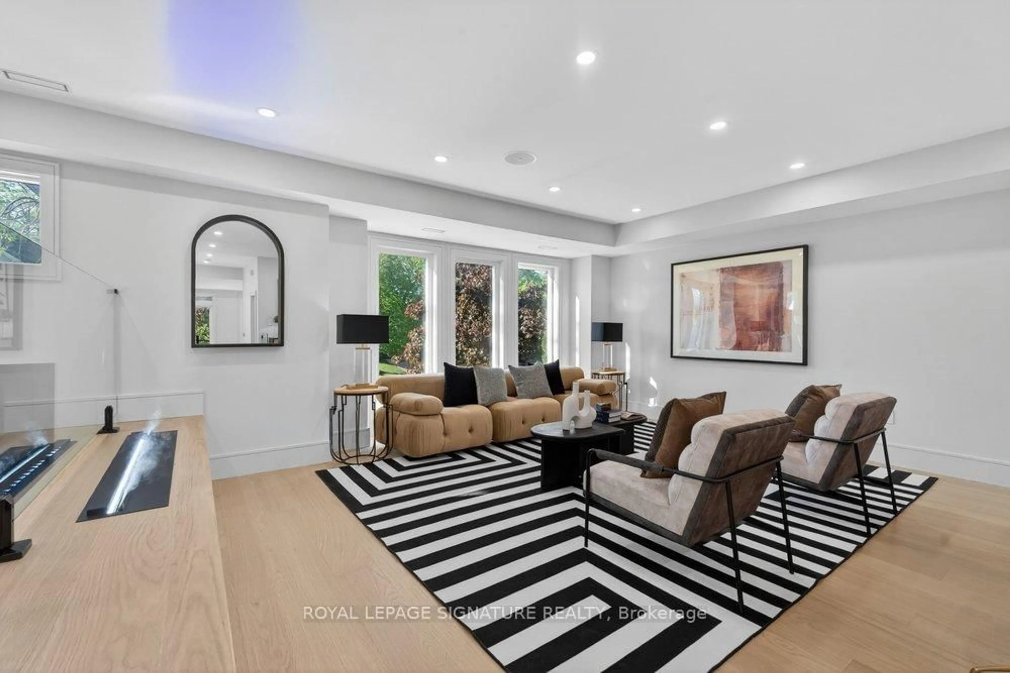 Living room with furniture, unknown for 339 Broadway Ave, Toronto Ontario M4P 1W6