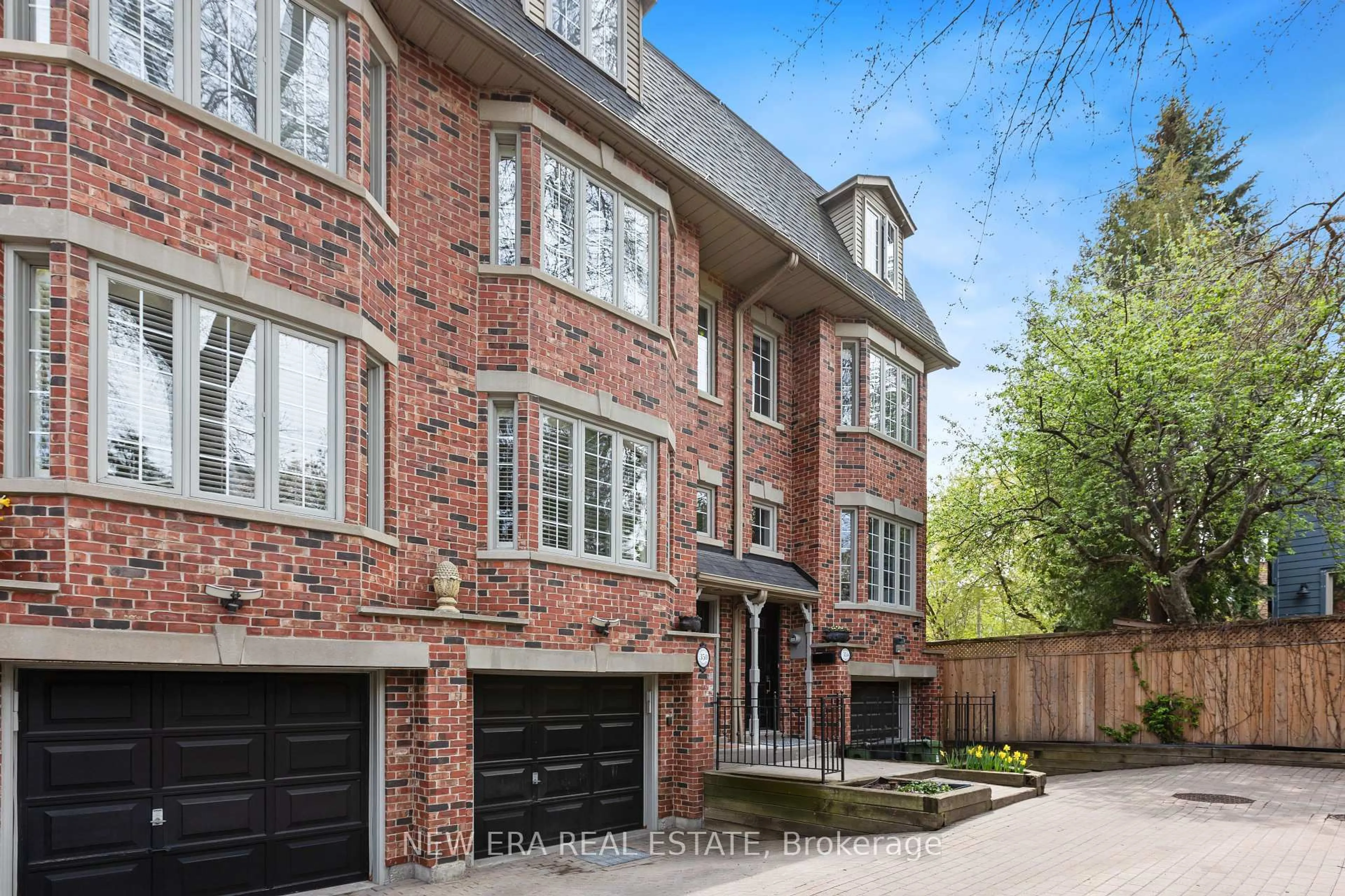 Home with brick exterior material, street for 35 Spruce St #B, Toronto Ontario M5A 2H8