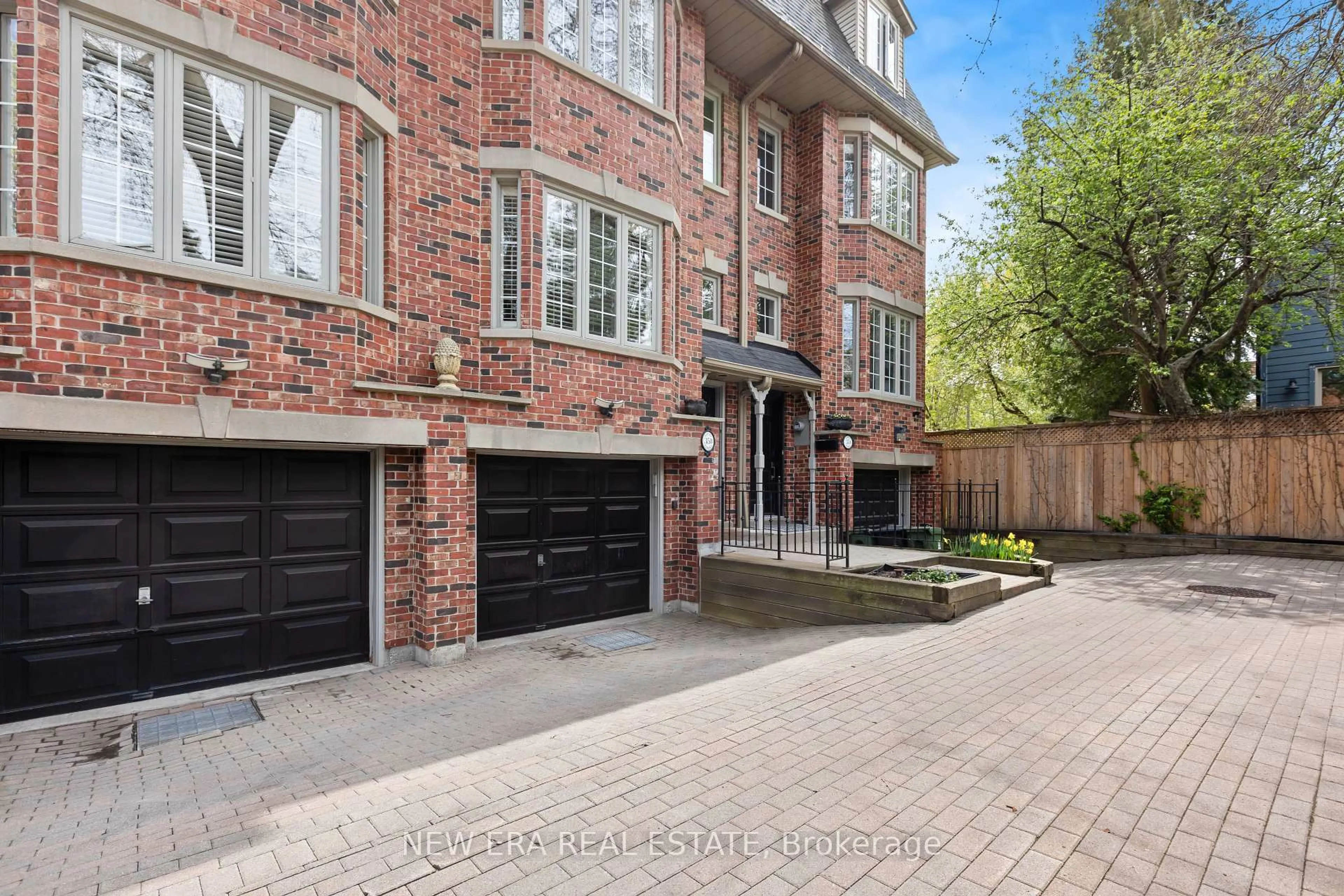 Home with brick exterior material, street for 35 Spruce St #B, Toronto Ontario M5A 2H8