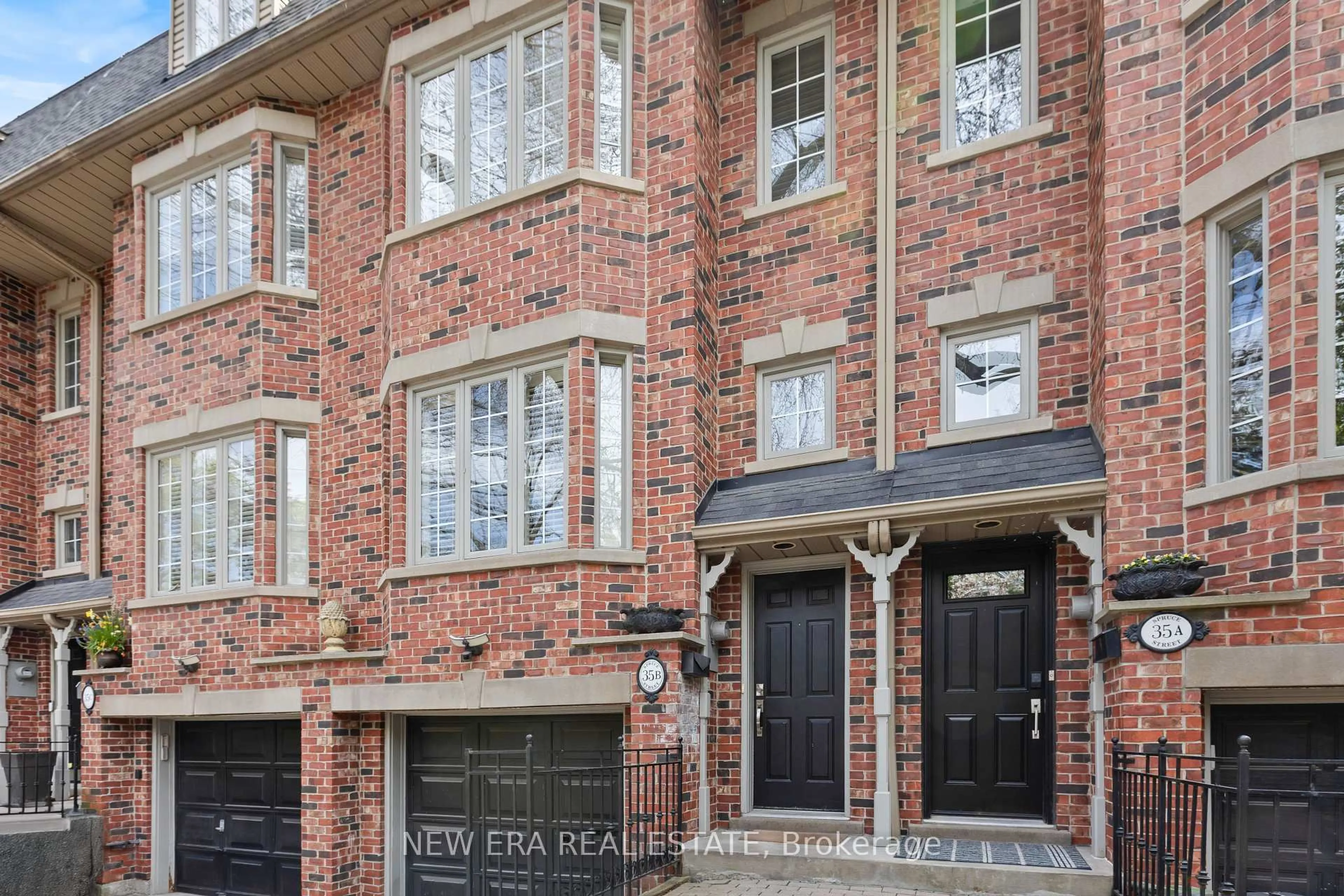 Home with brick exterior material, street for 35 Spruce St #B, Toronto Ontario M5A 2H8