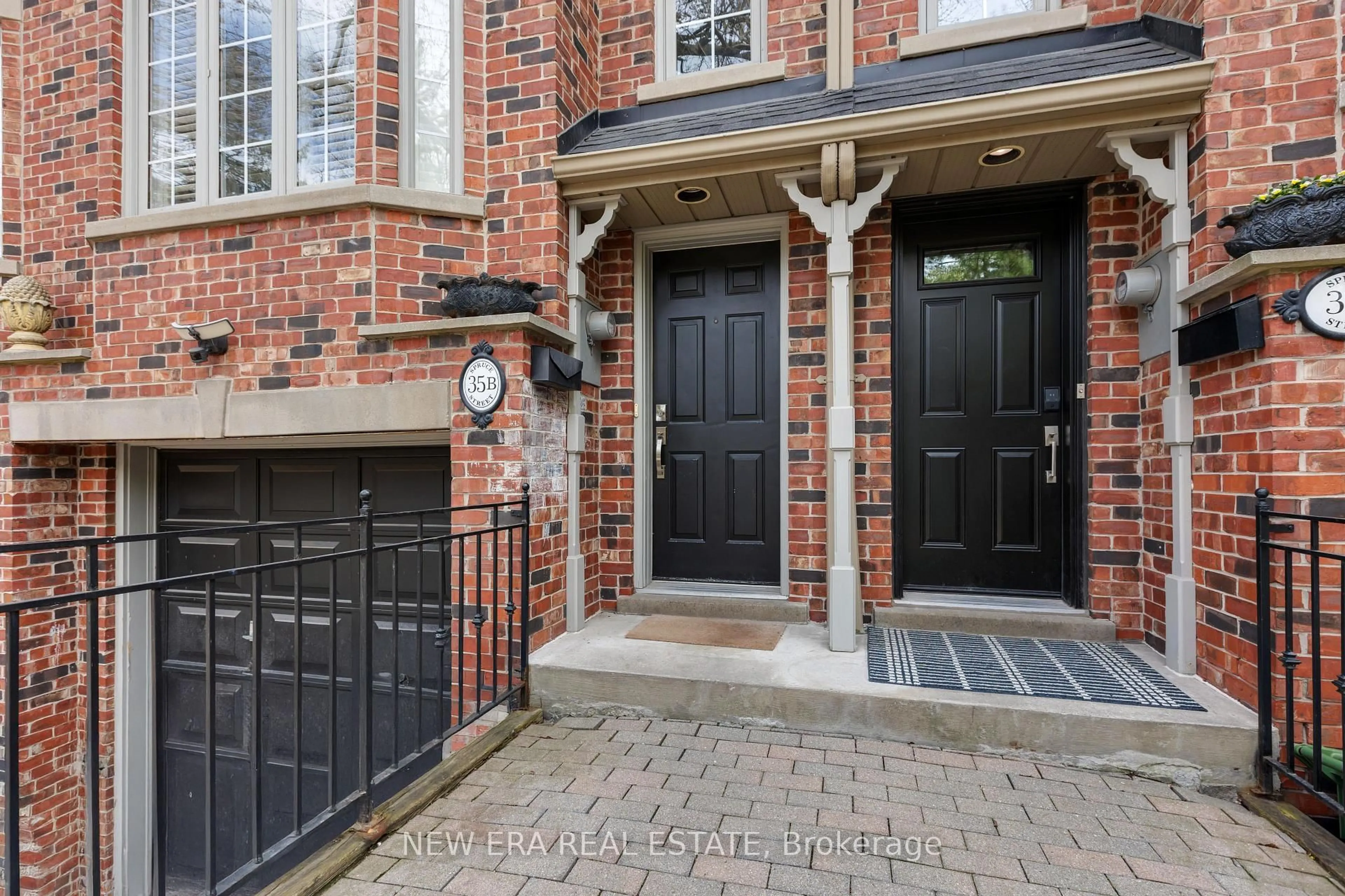 Home with brick exterior material, street for 35 Spruce St #B, Toronto Ontario M5A 2H8