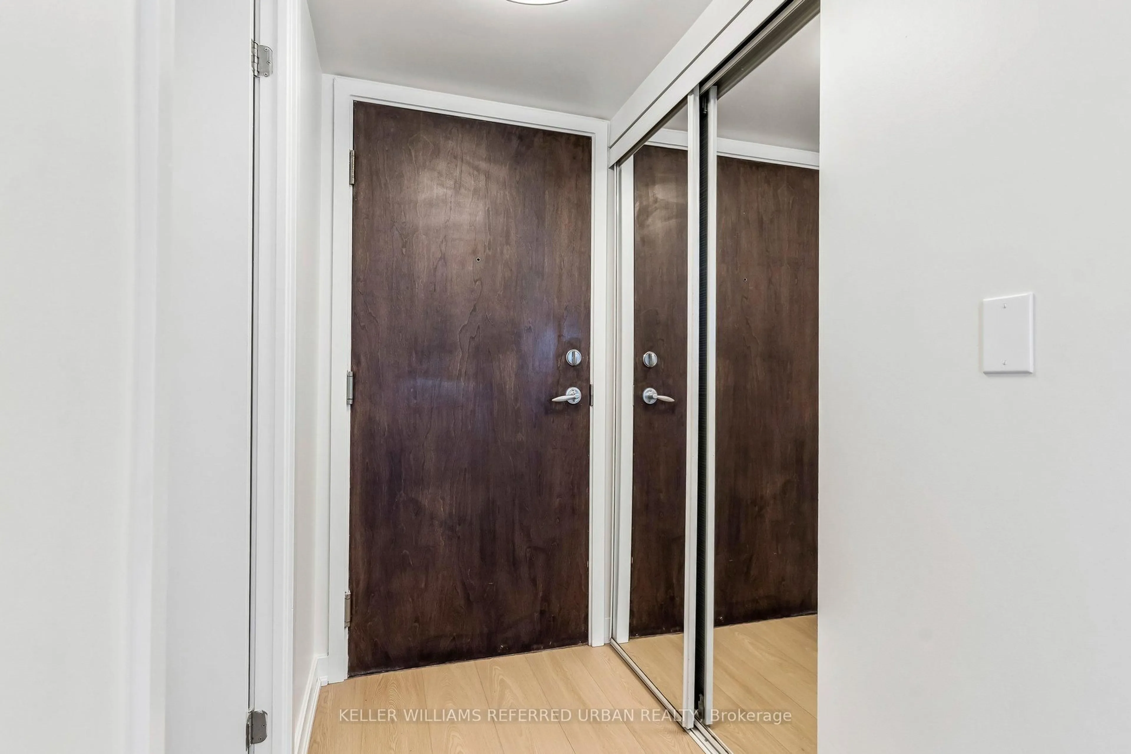 Indoor entryway for 12 Yonge St #1103, Toronto Ontario M5E 1Z9