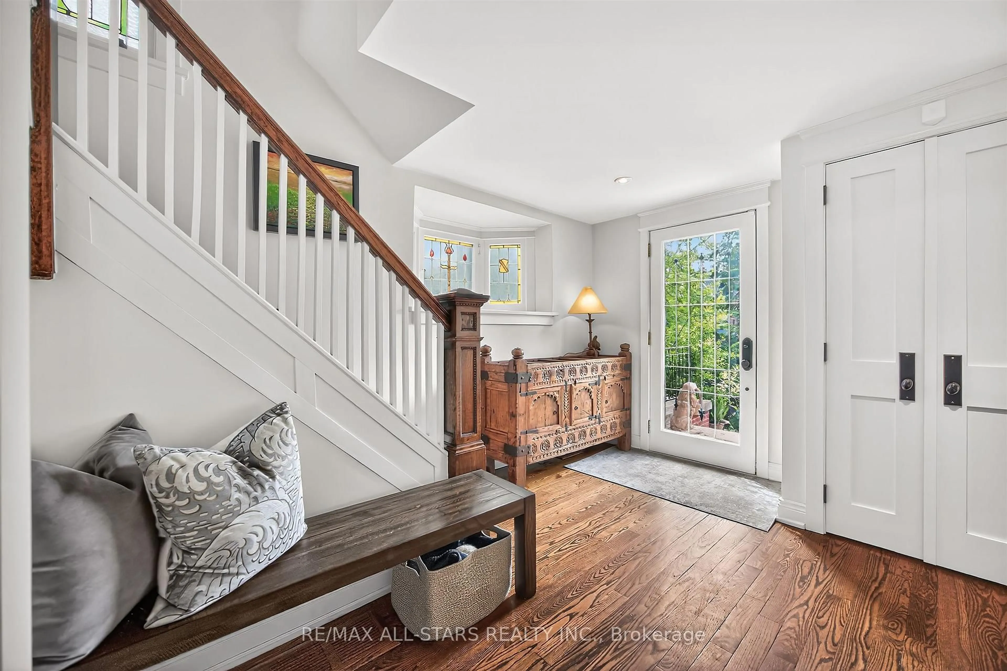 Indoor entryway for 30 Edgewood Cres, Toronto Ontario M4W 3A9