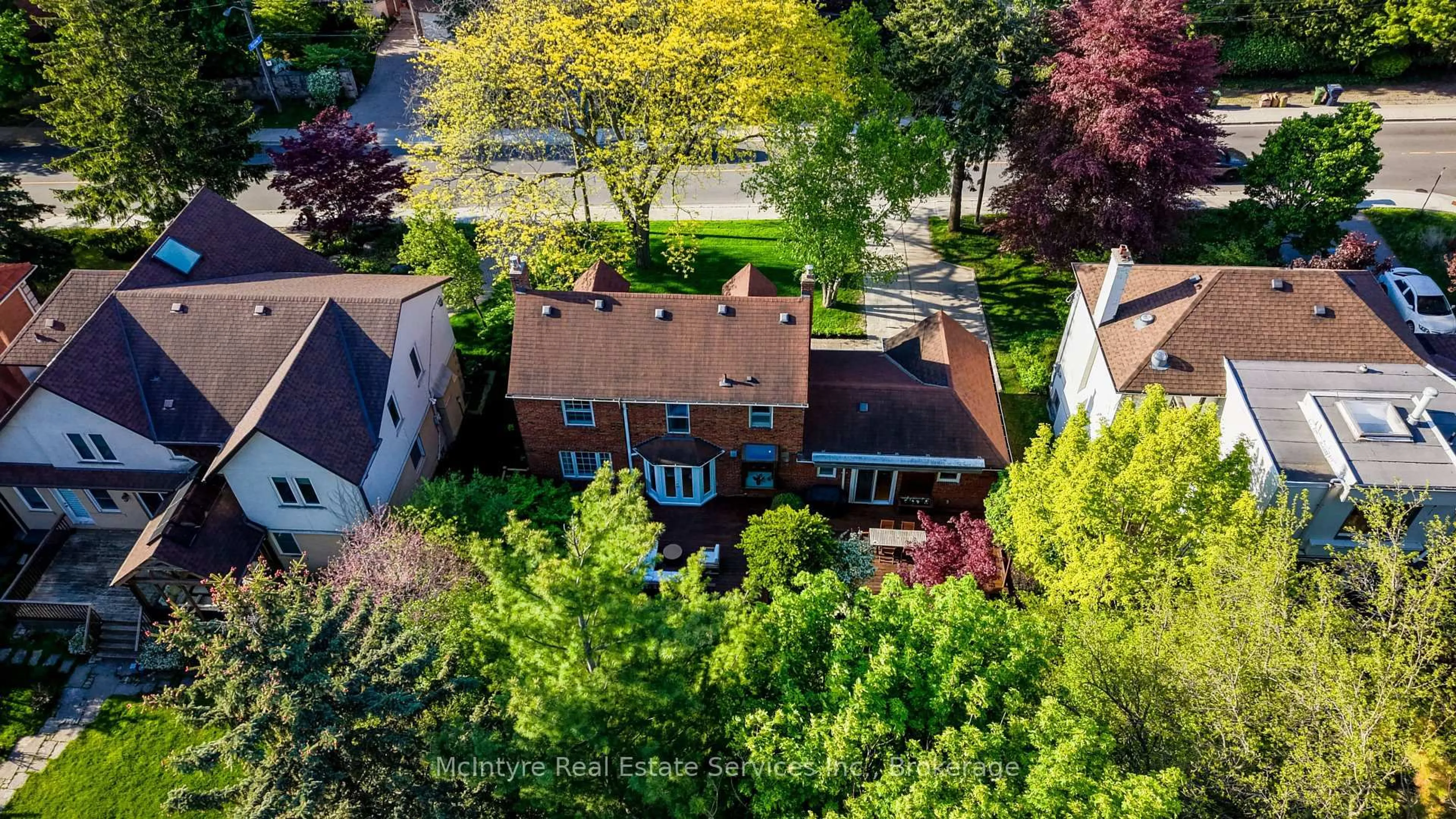 A pic from outside/outdoor area/front of a property/back of a property/a pic from drone, street for 560 Blythwood Rd, Toronto Ontario M4N 1B5