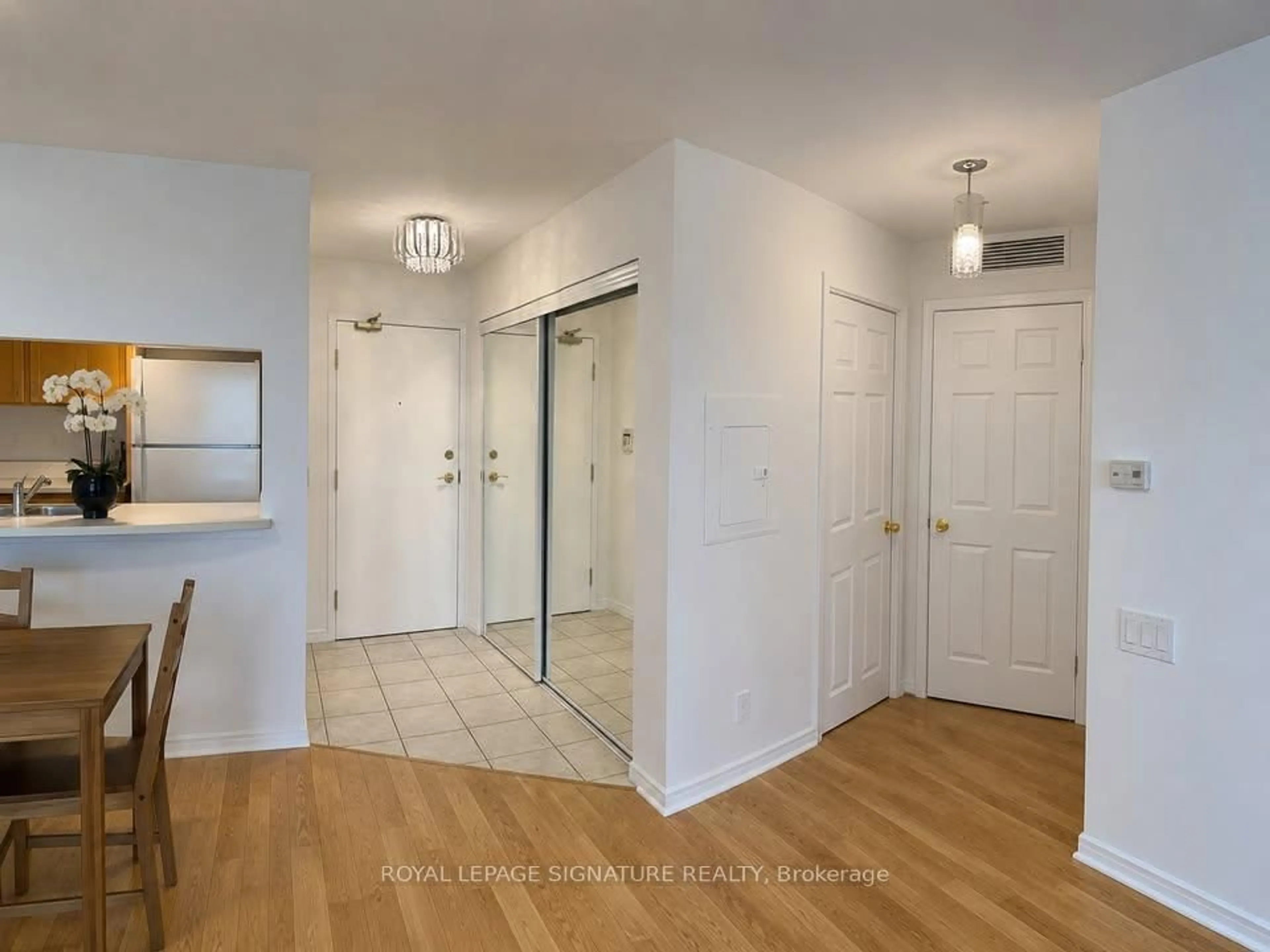 Indoor entryway for 8 Hillcrest Ave #1908, Toronto Ontario M2N 6Y6