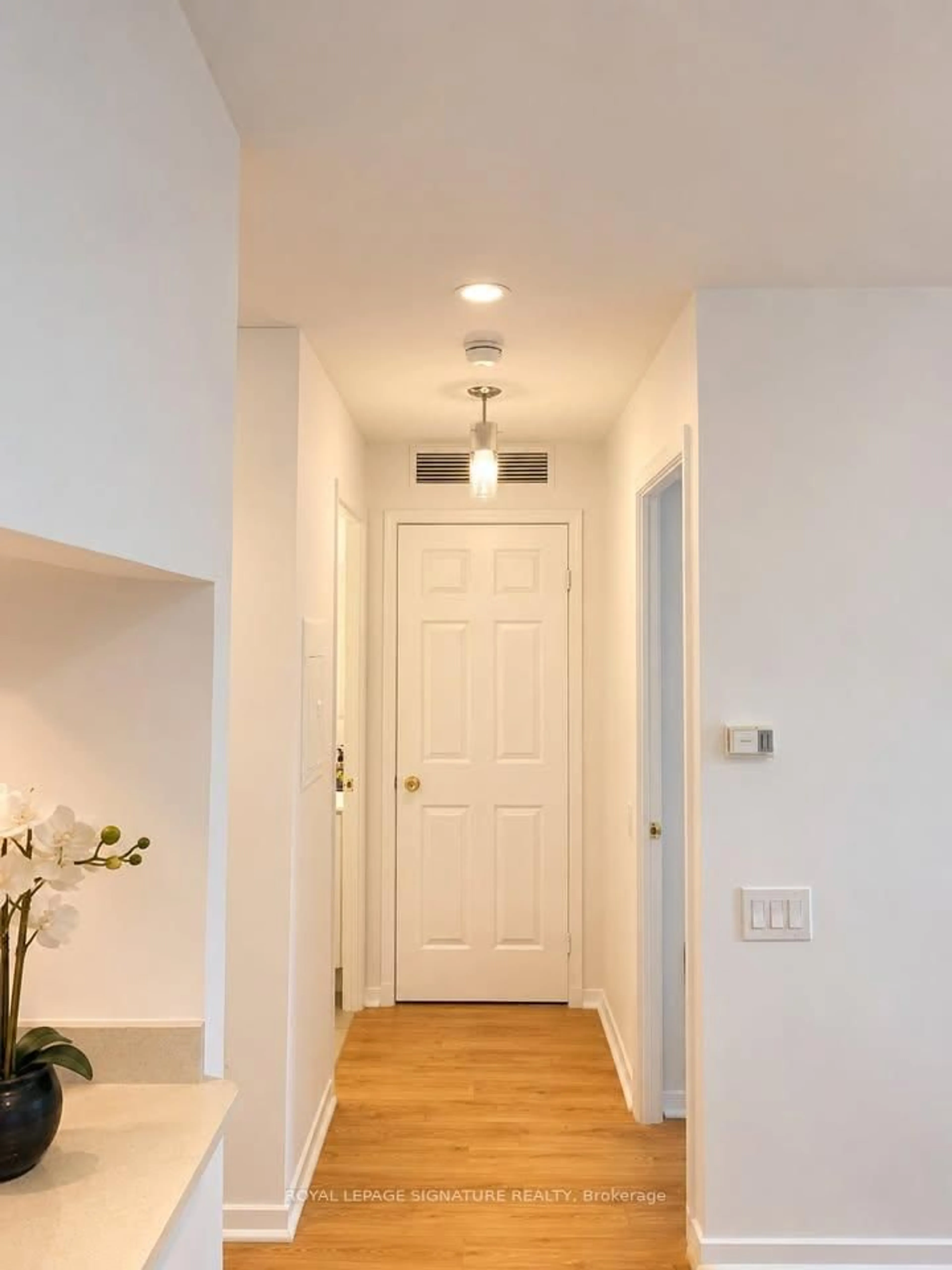Indoor entryway for 8 Hillcrest Ave #1908, Toronto Ontario M2N 6Y6
