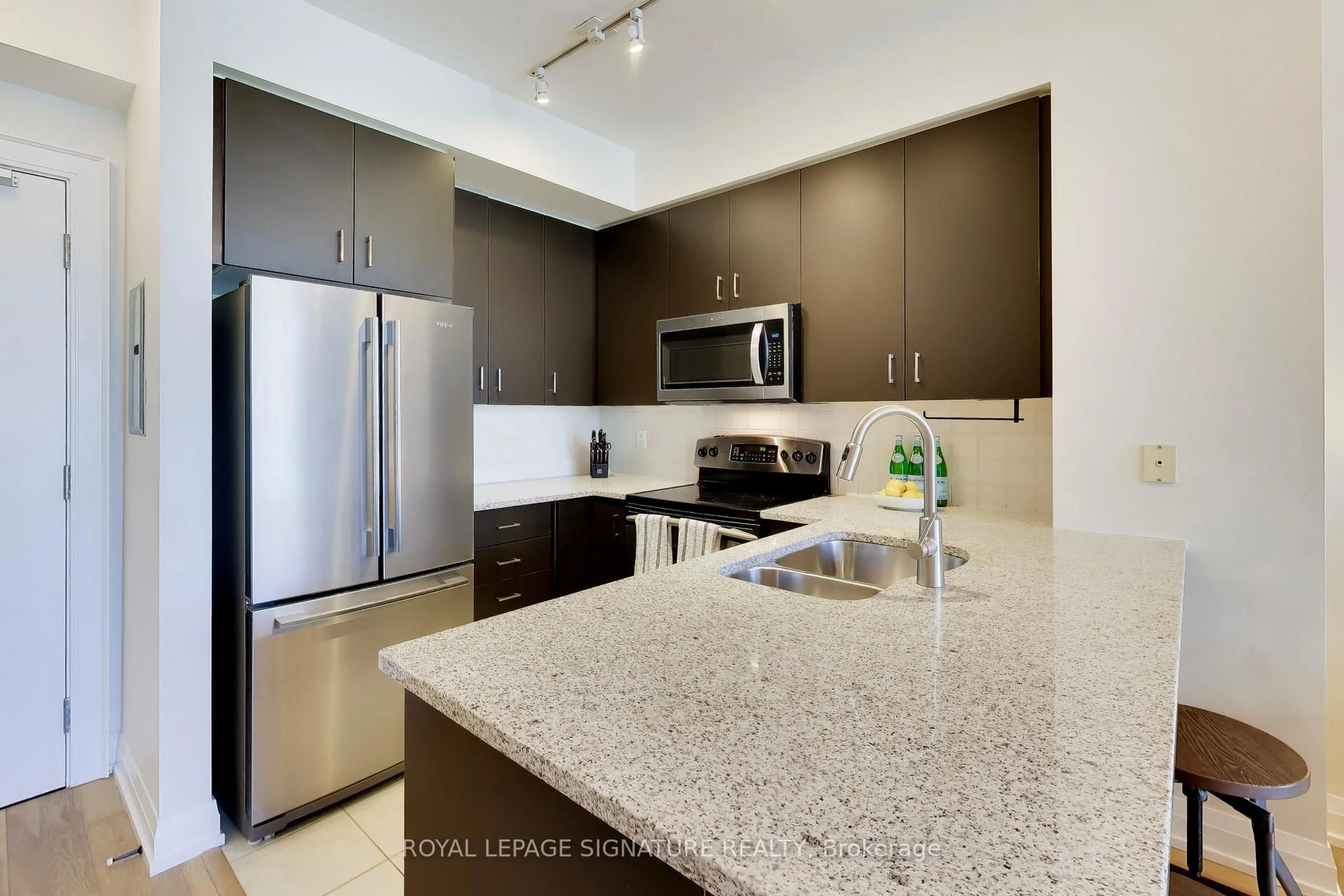 Standard kitchen, unknown for 438 King St #1219, Toronto Ontario M5V 3T9