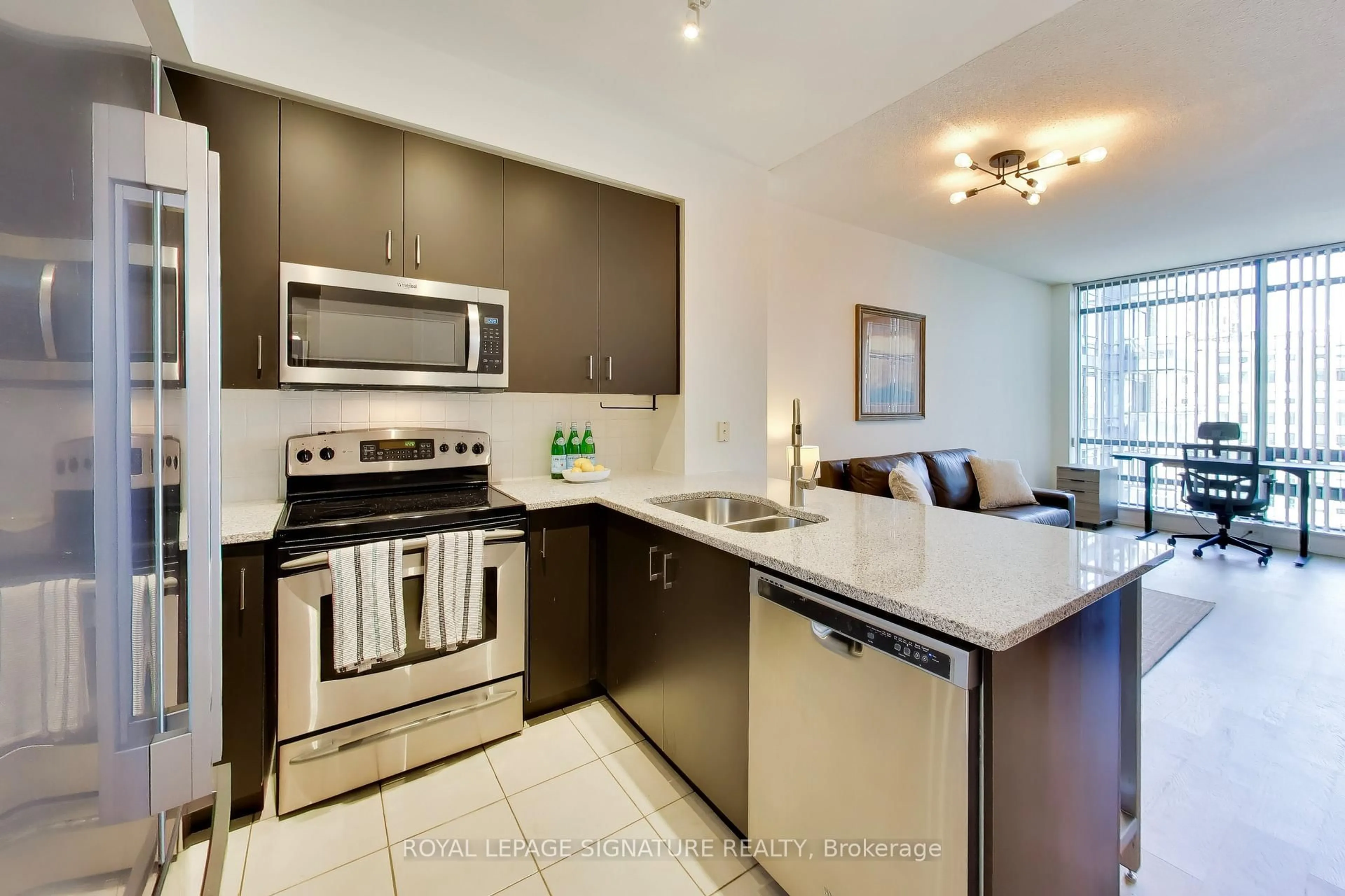 Open concept kitchen, ceramic/tile floor for 438 King St #1219, Toronto Ontario M5V 3T9