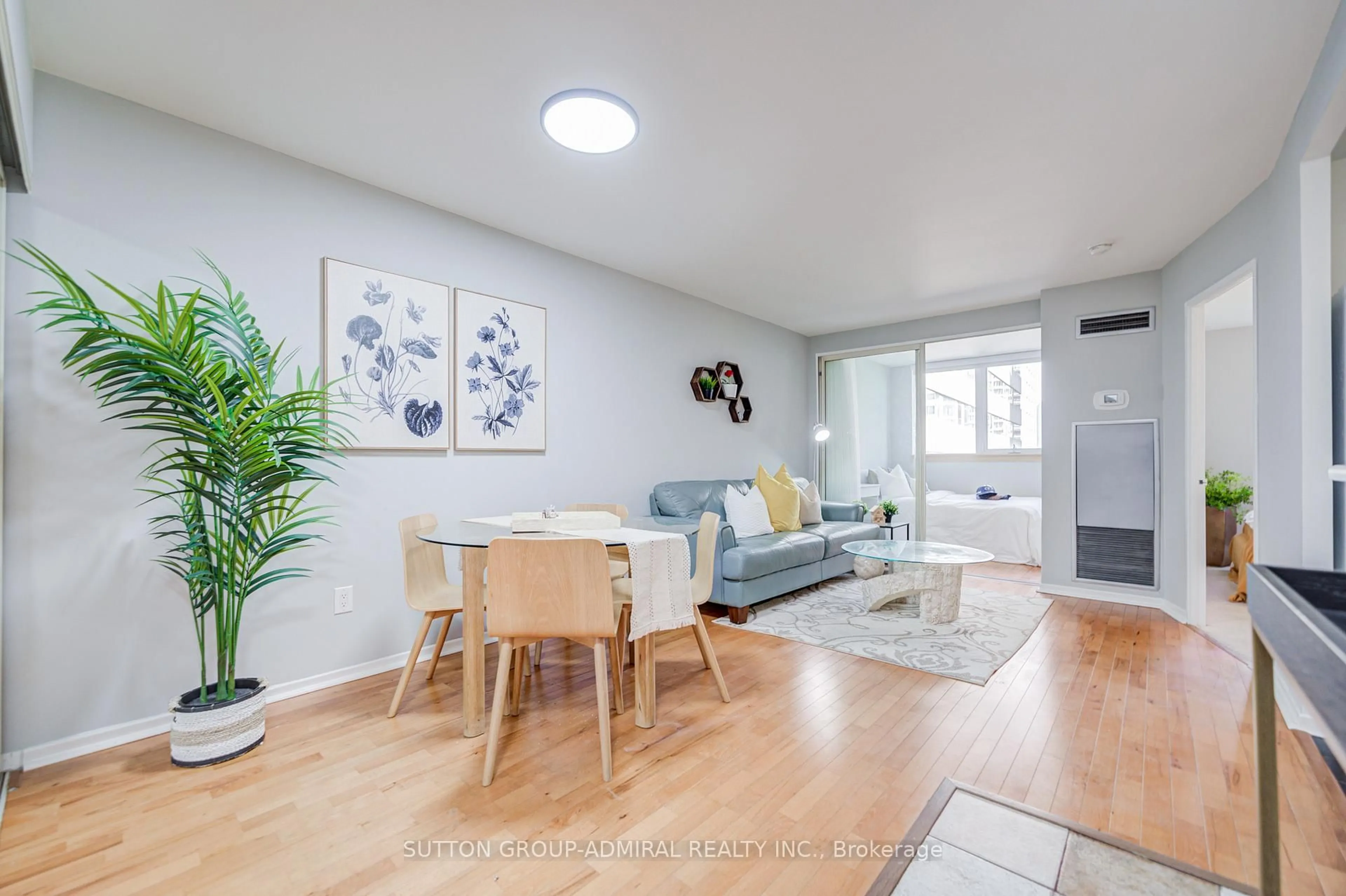 Living room with furniture, wood/laminate floor for 1055 Bay St #716, Toronto Ontario M5S 3A3