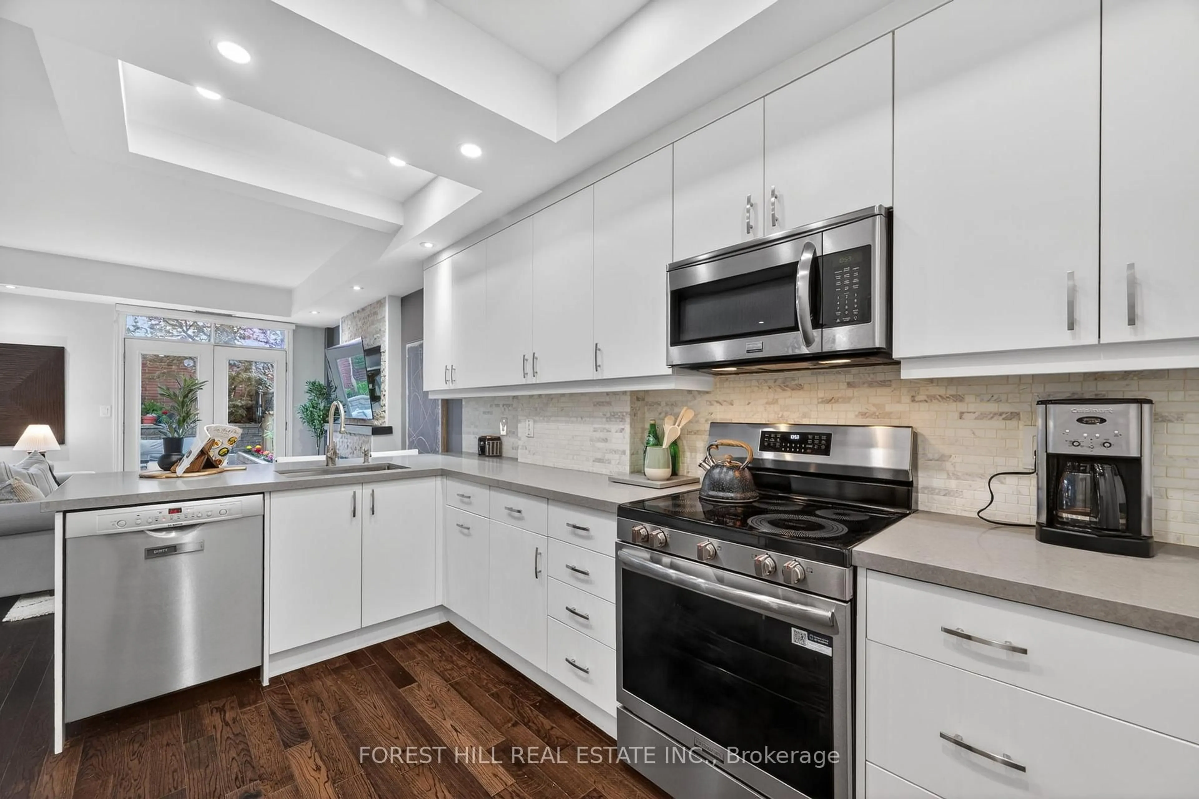 Open concept kitchen, ceramic/tile floor for 500 Richmond St #TH 115, Toronto Ontario M5V 3N4