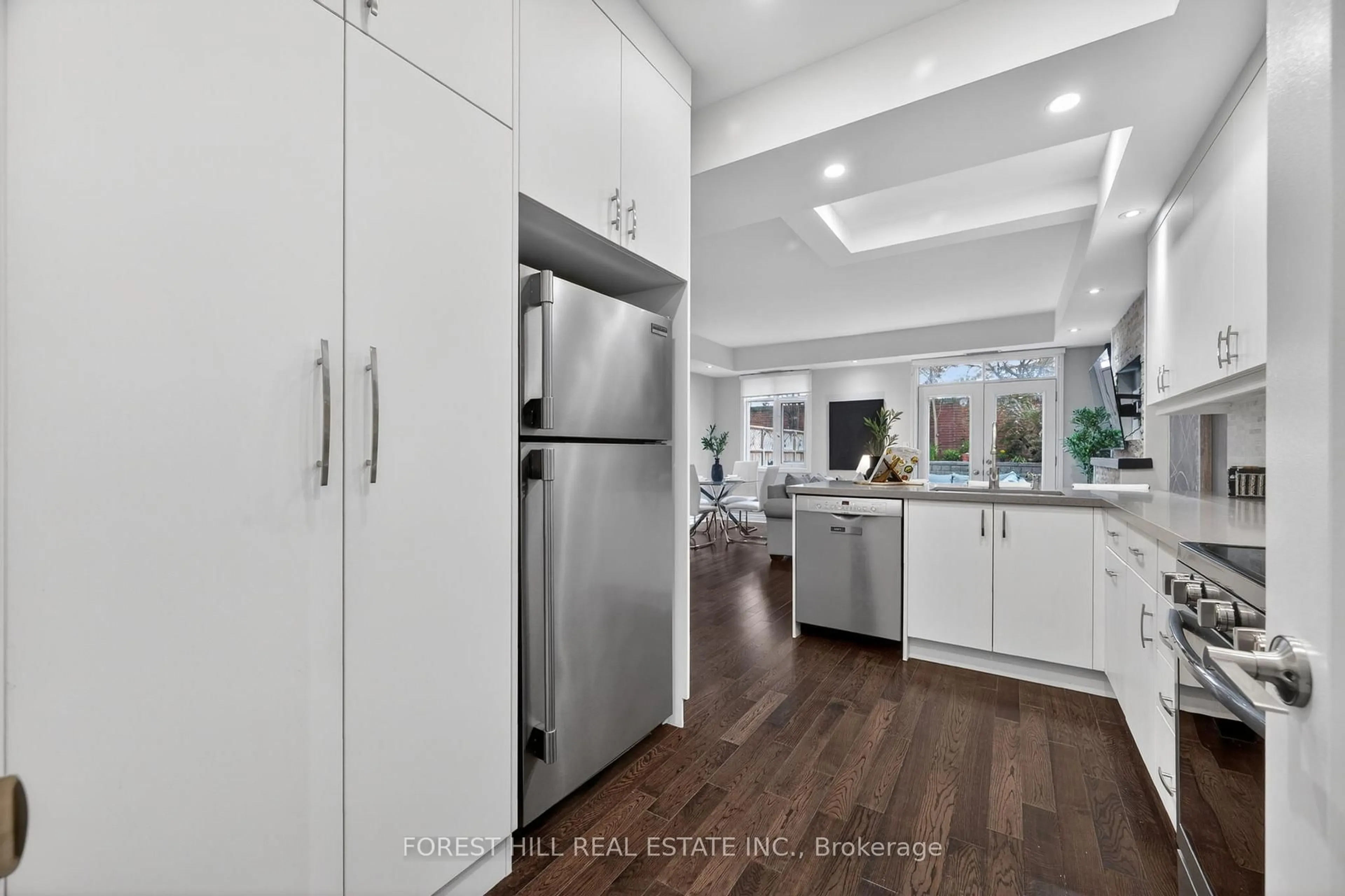 Open concept kitchen, ceramic/tile floor for 500 Richmond St #TH 115, Toronto Ontario M5V 3N4